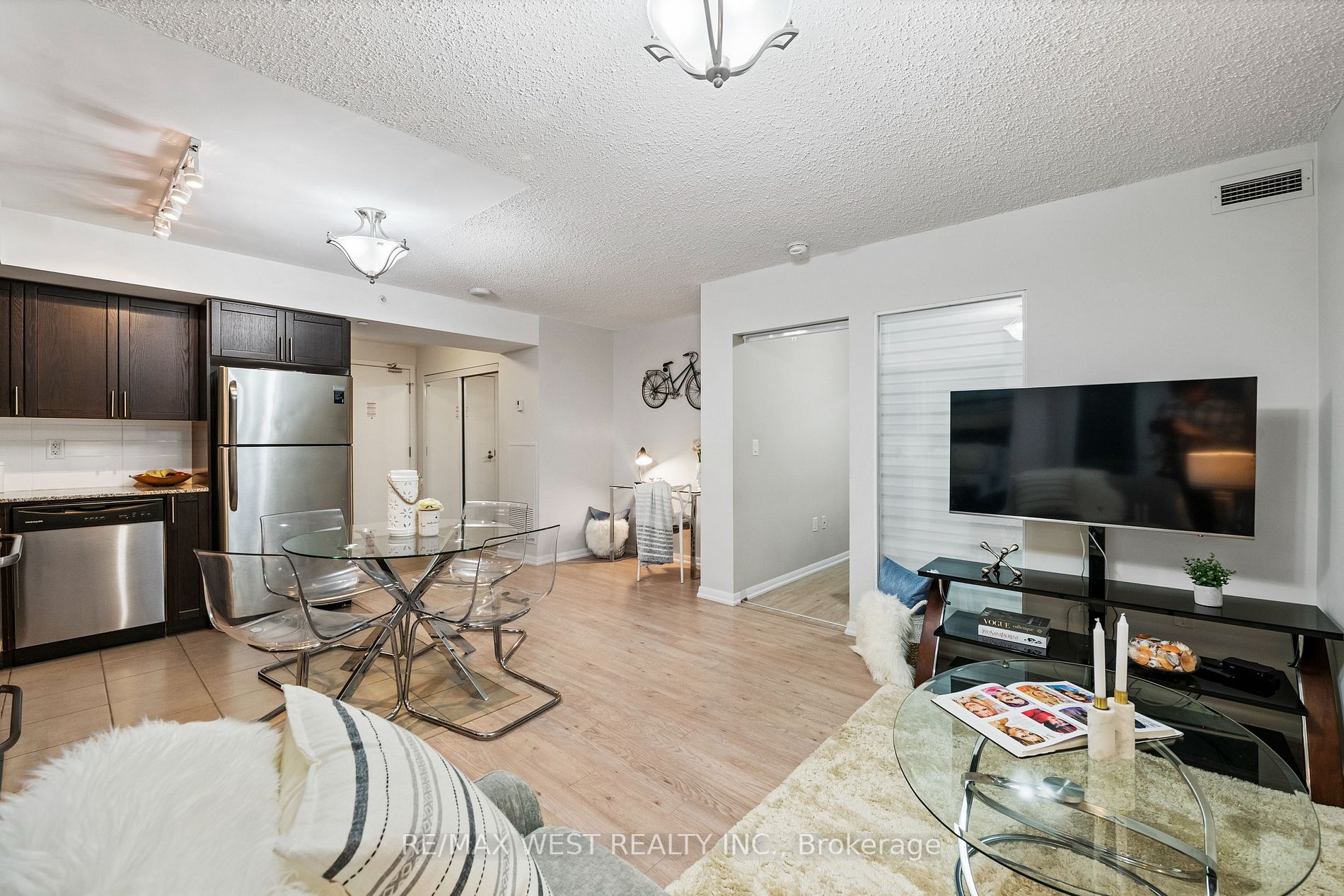 800 Lawrence Ave W, #401