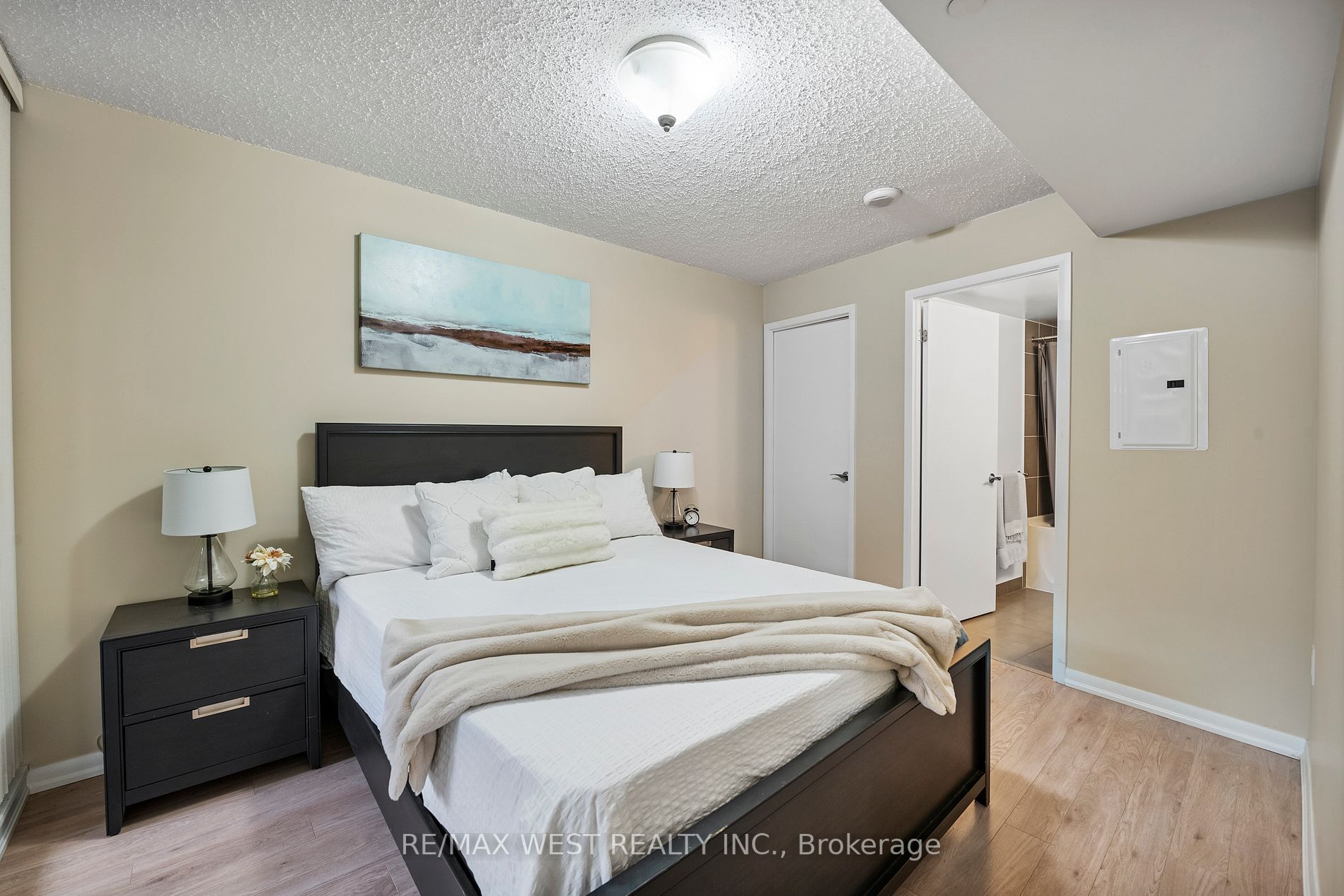800 Lawrence Ave W, #401