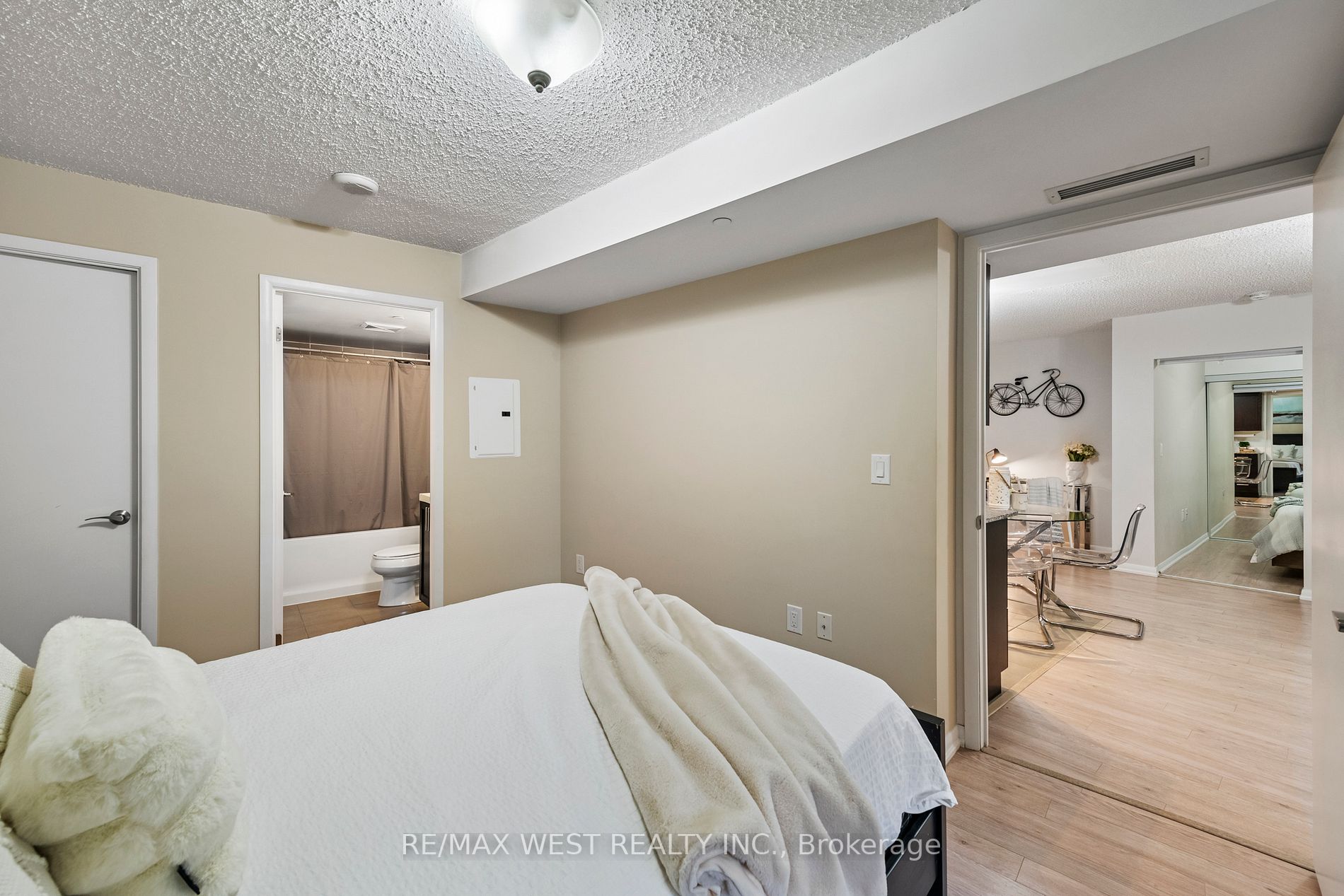 800 Lawrence Ave W, #401