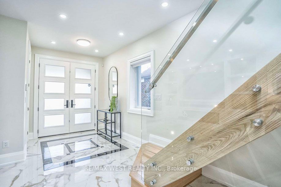 83 Foxwell St