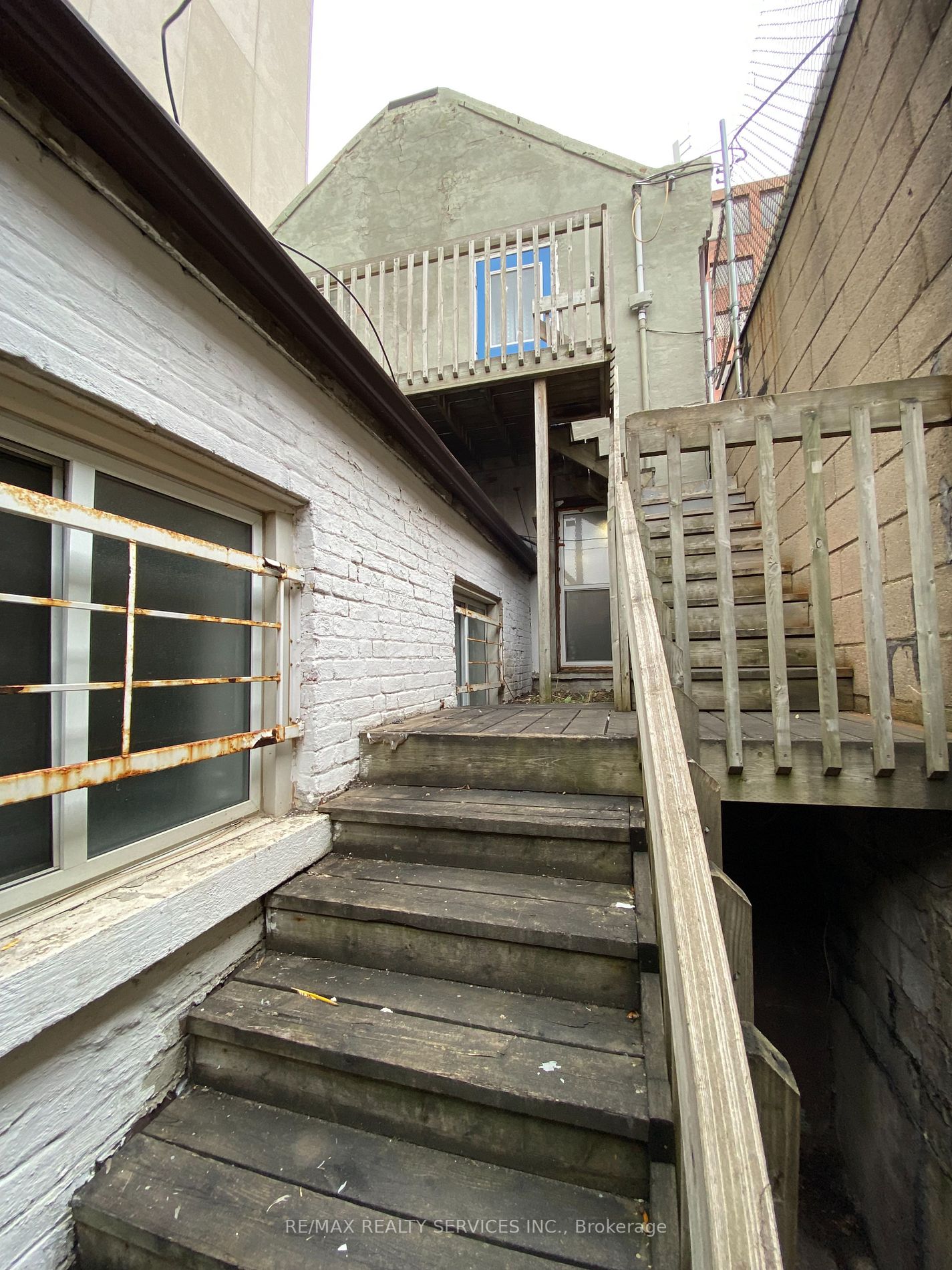 20 Queen St E