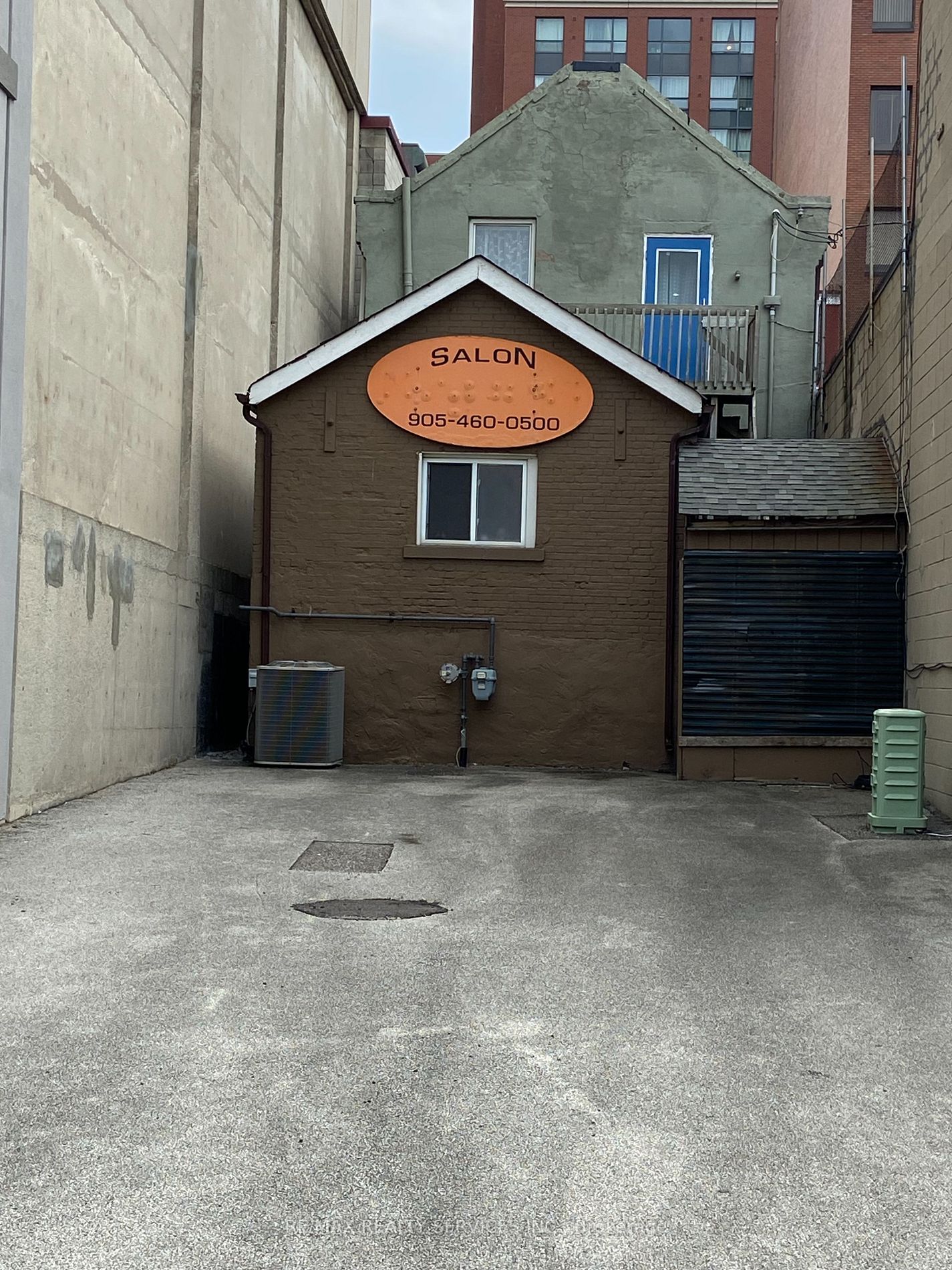 20 Queen St E