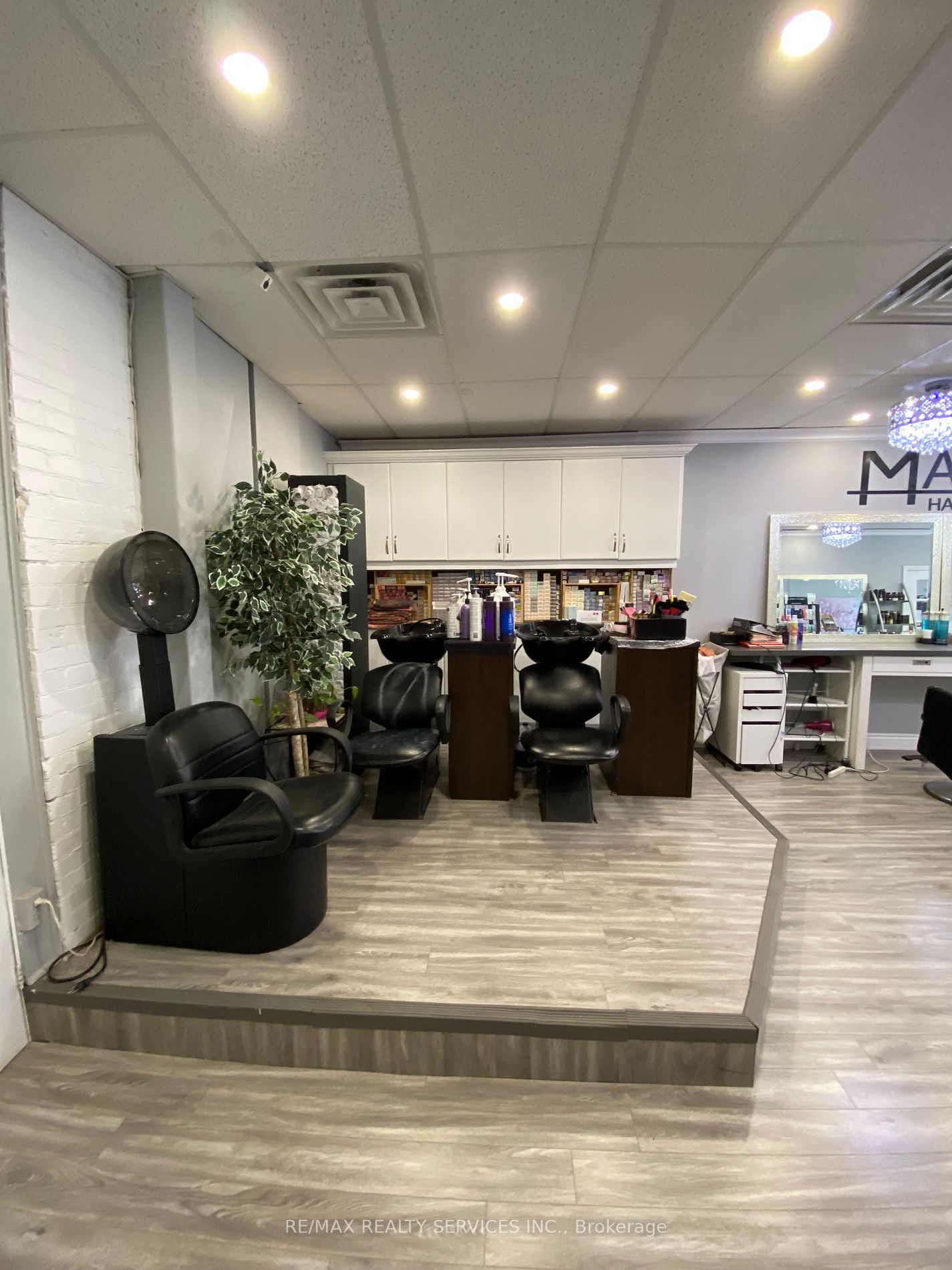 20 Queen St E