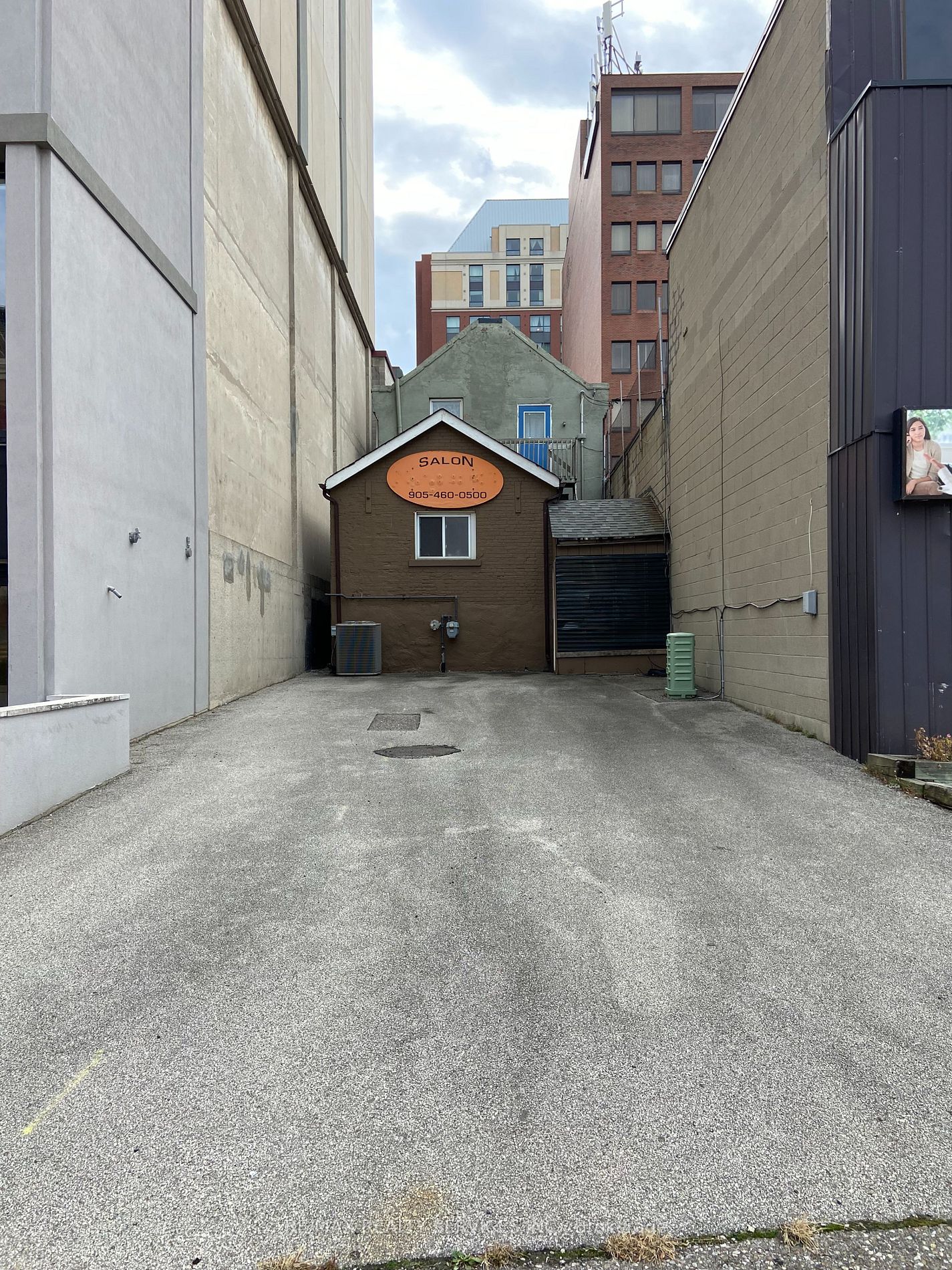 20 Queen St E