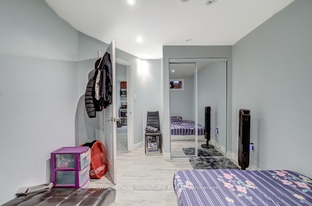 23 Chestermere Cres
