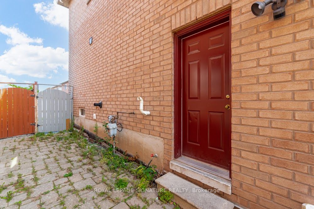 23 Chestermere Cres