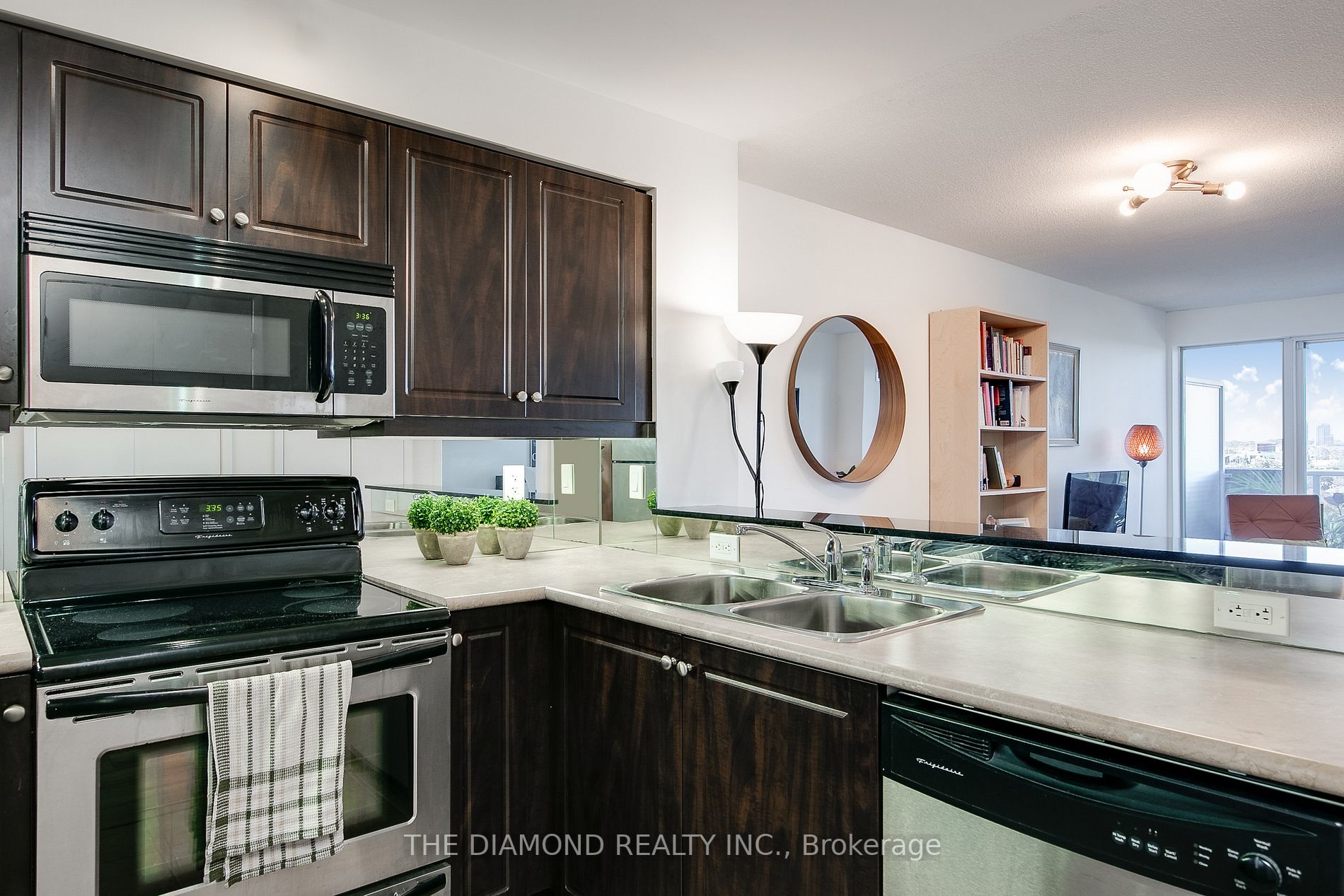 1050 The Queensway Ave, #713
