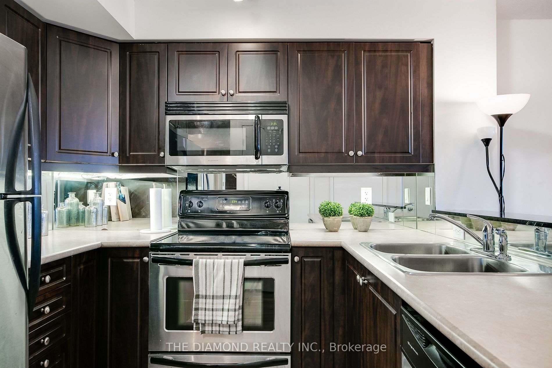 1050 The Queensway Ave, #713