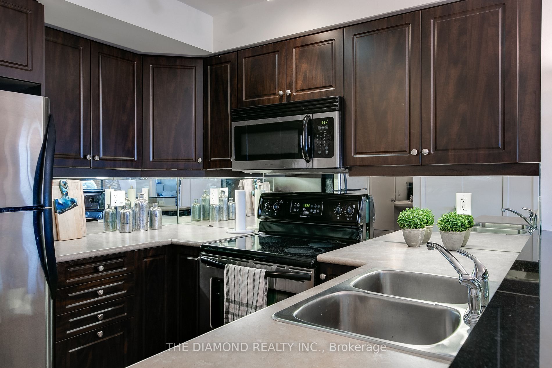 1050 The Queensway Ave, #713