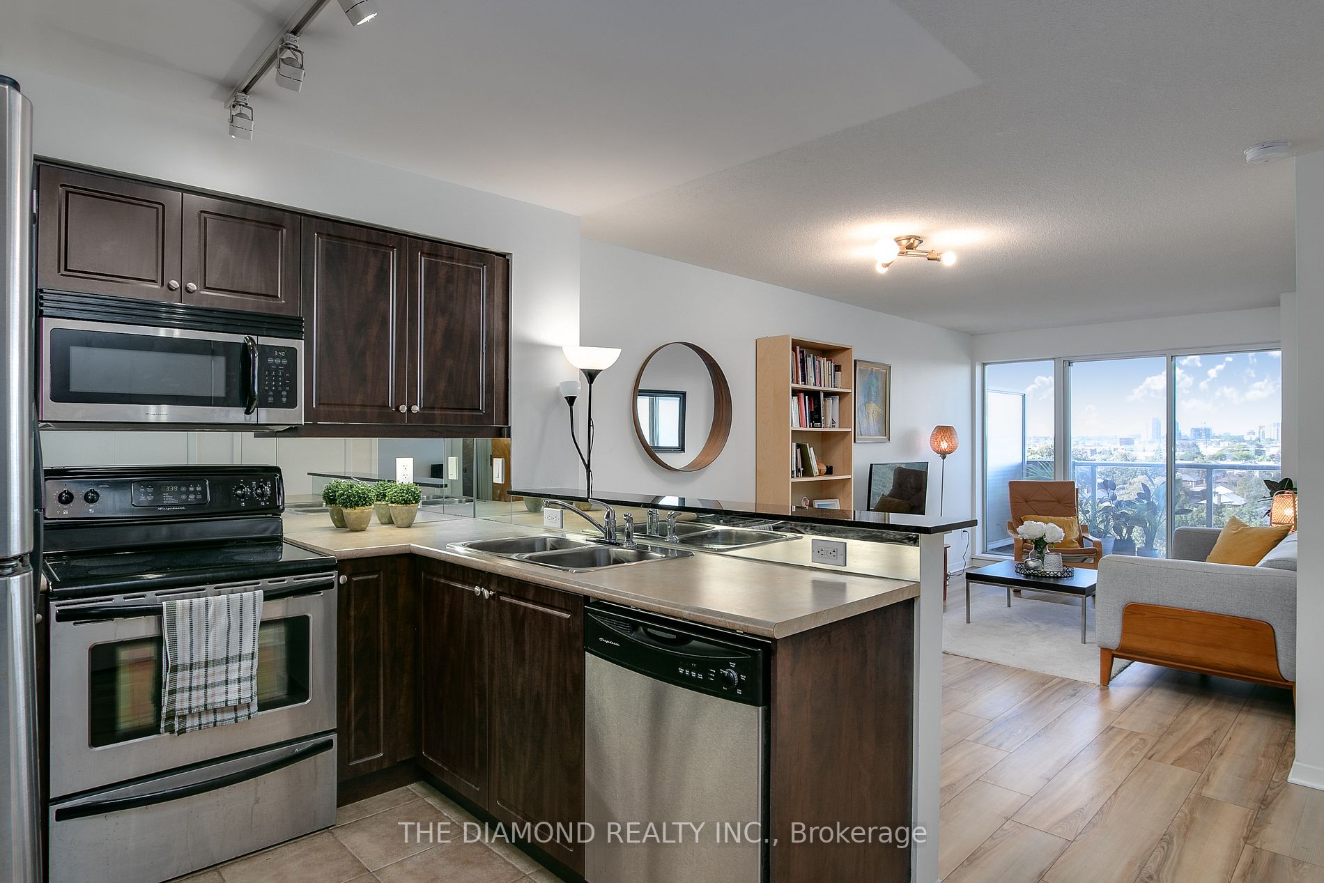 1050 The Queensway Ave, #713