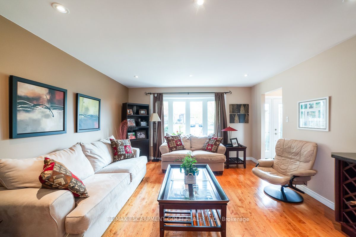 48 Rexway Dr