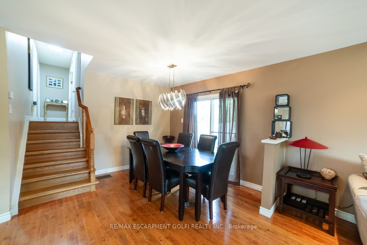 48 Rexway Dr