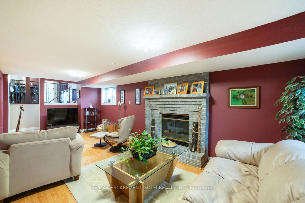 48 Rexway Dr