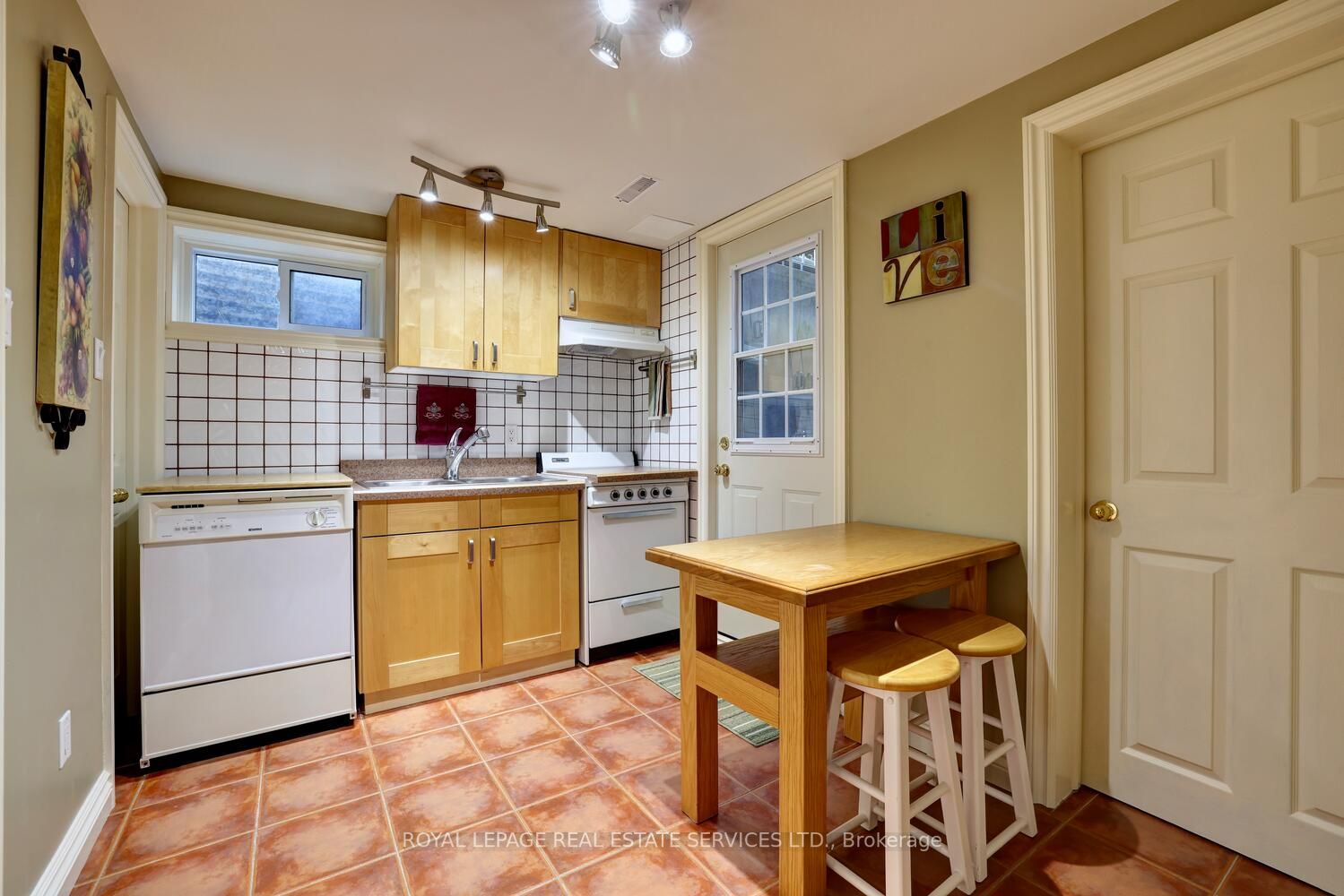 1161 Vanier Dr