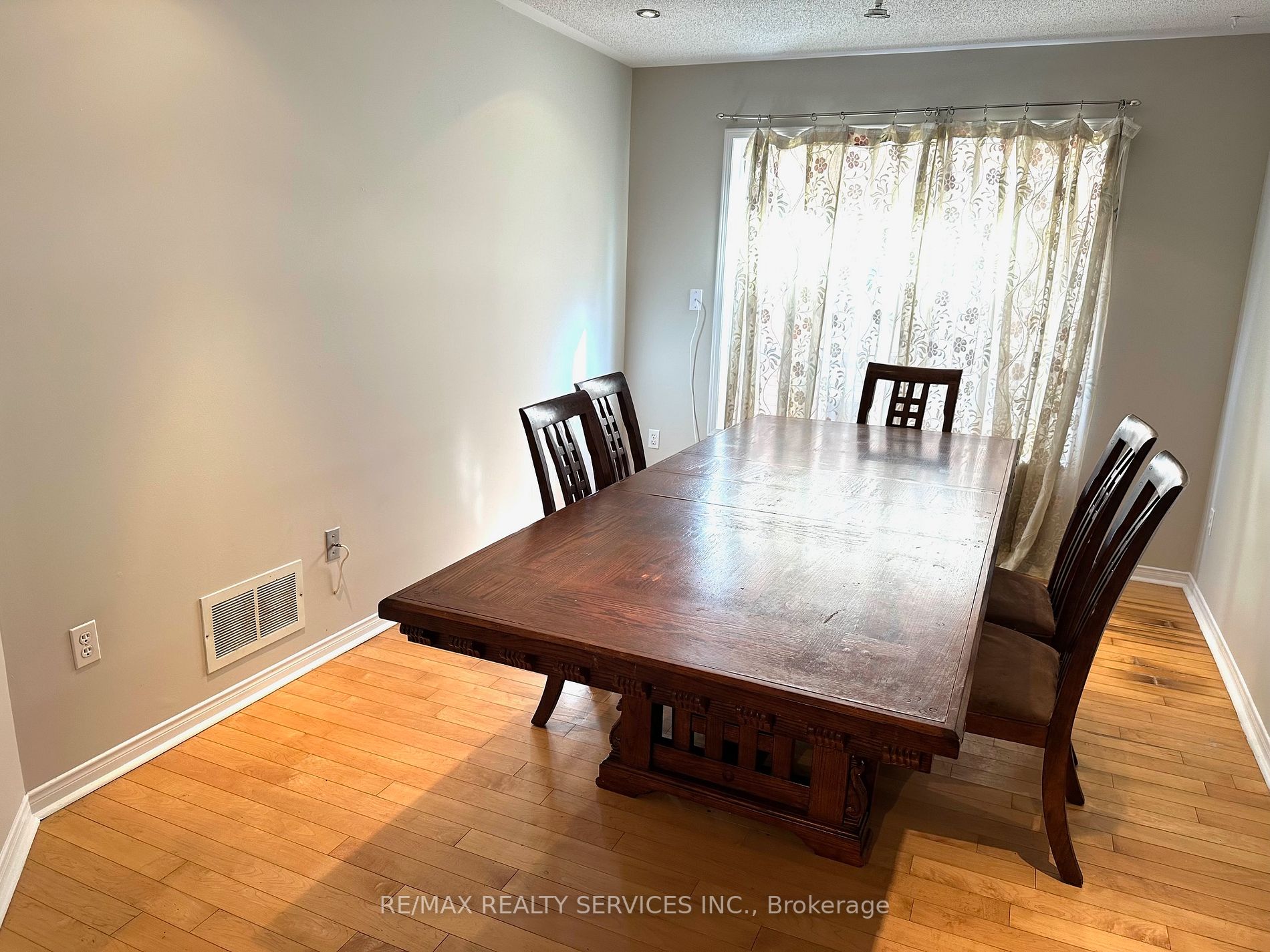 33 Poplar Plains Rd