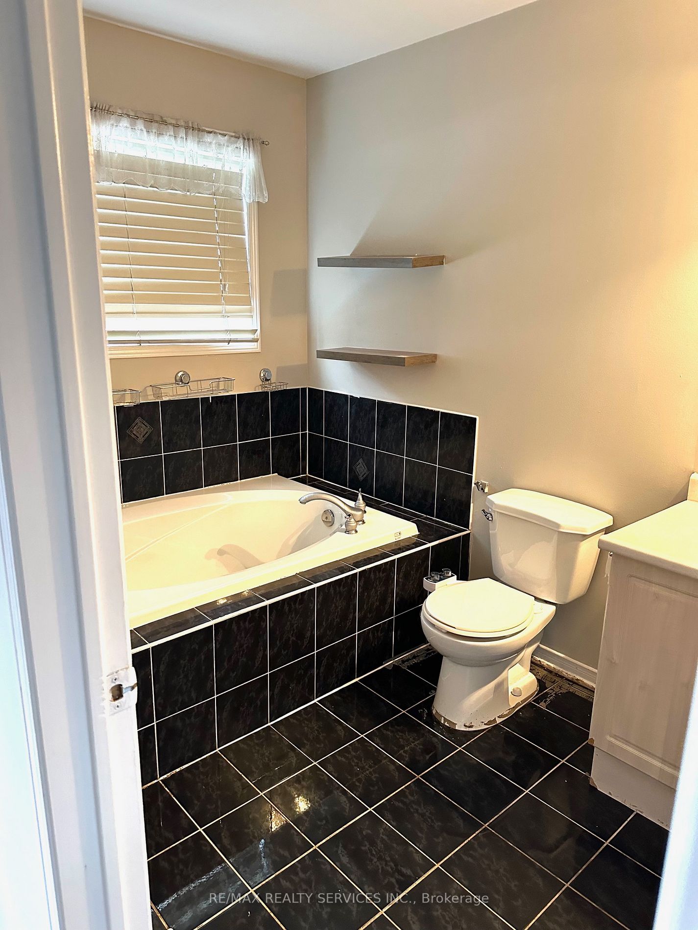 33 Poplar Plains Rd