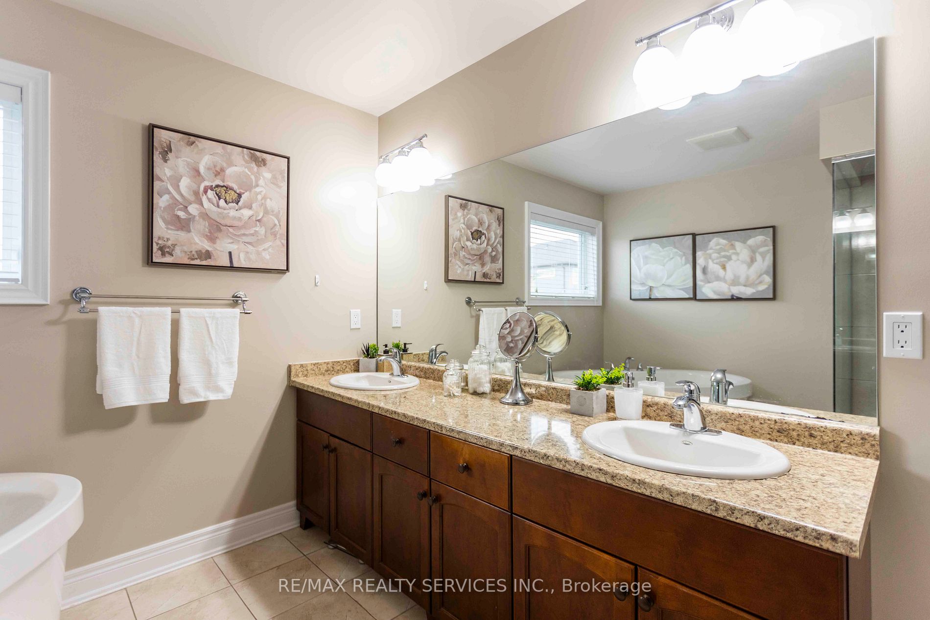 16 Sandringham Circ
