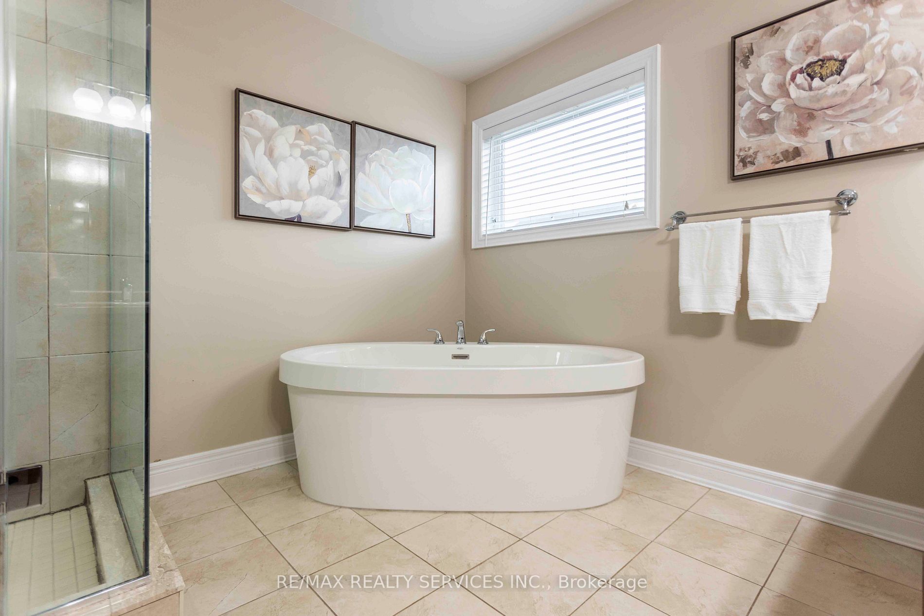 16 Sandringham Circ