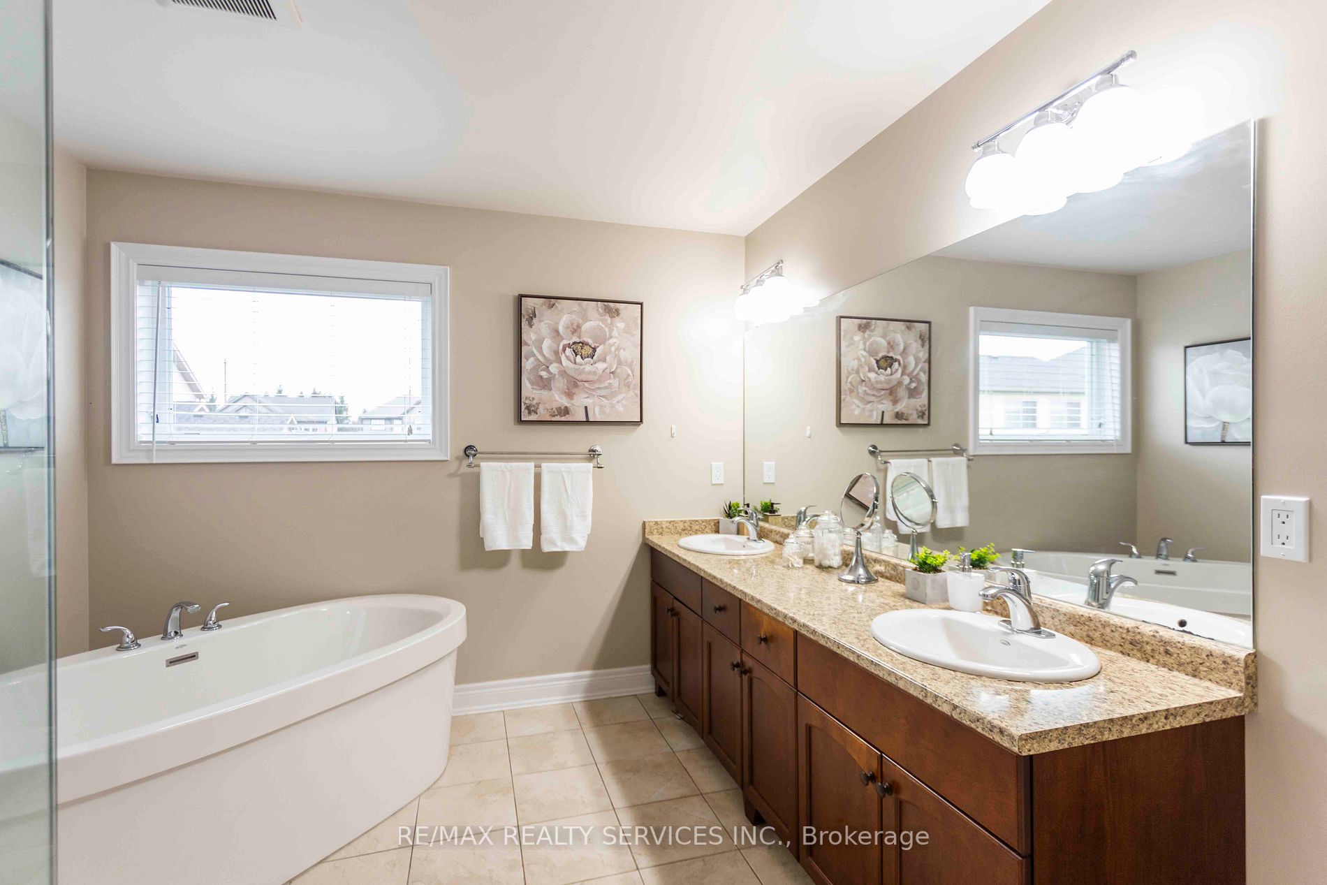 16 Sandringham Circ