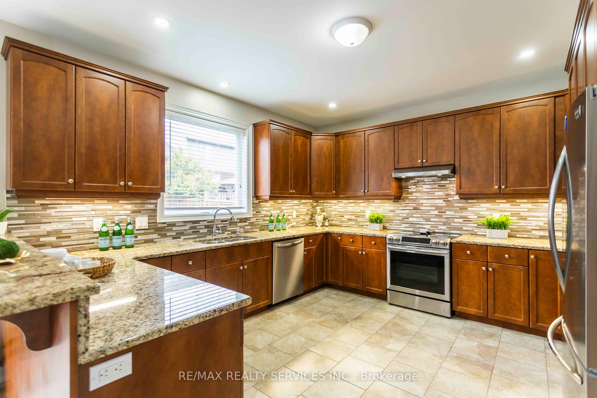 16 Sandringham Circ