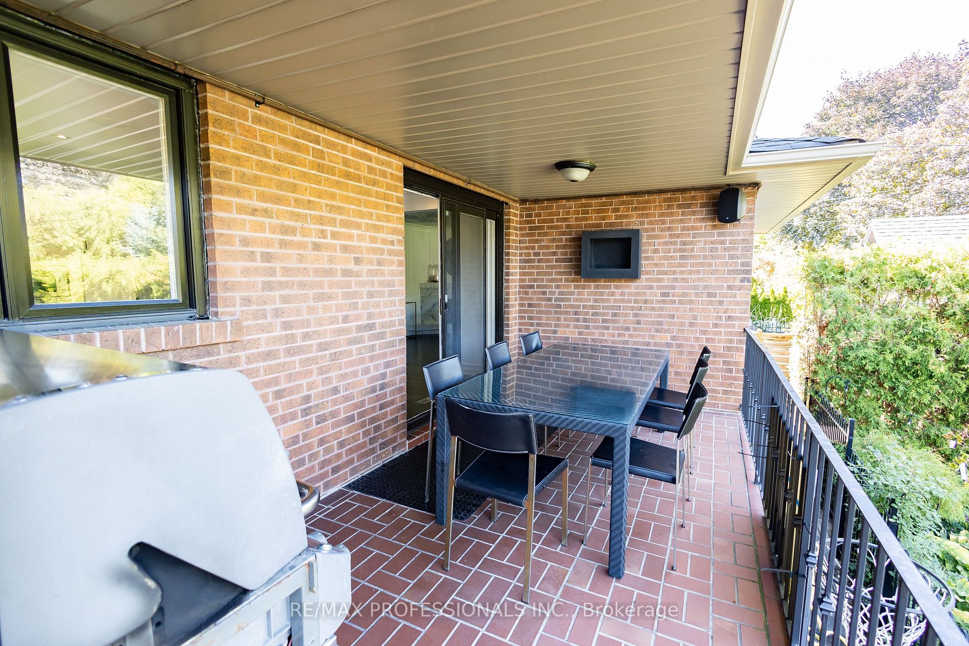 52 Courtsfield Crescent