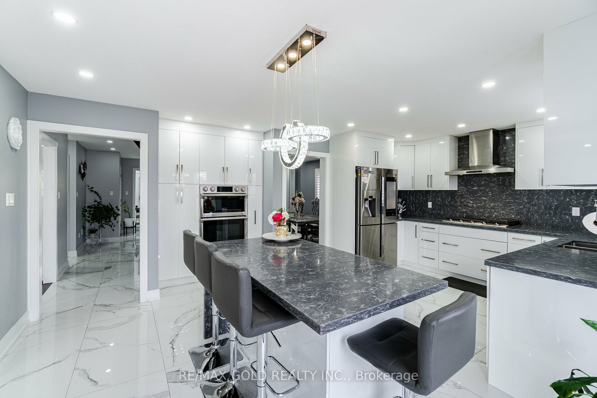 10 Giza Cres W