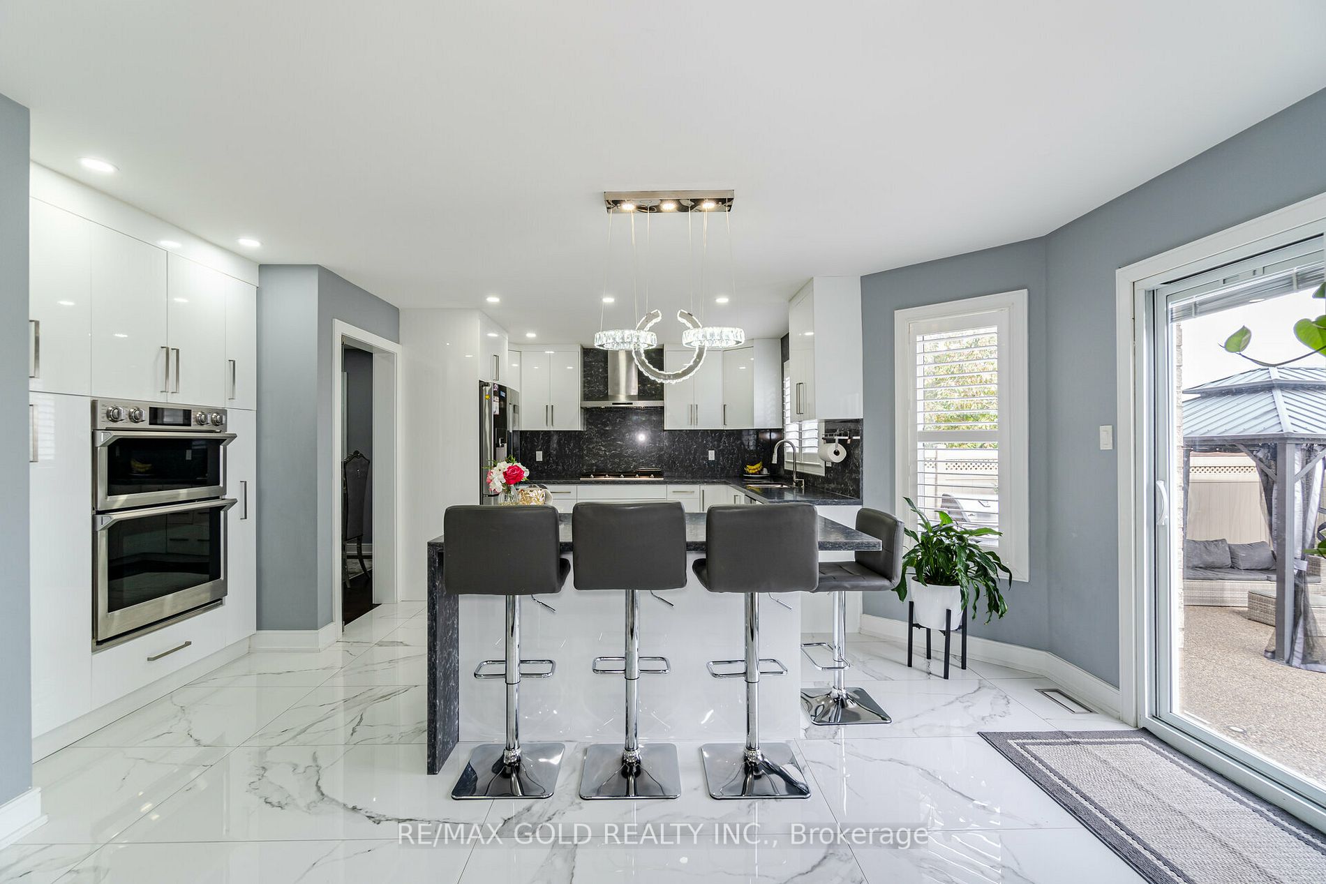 10 Giza Cres W