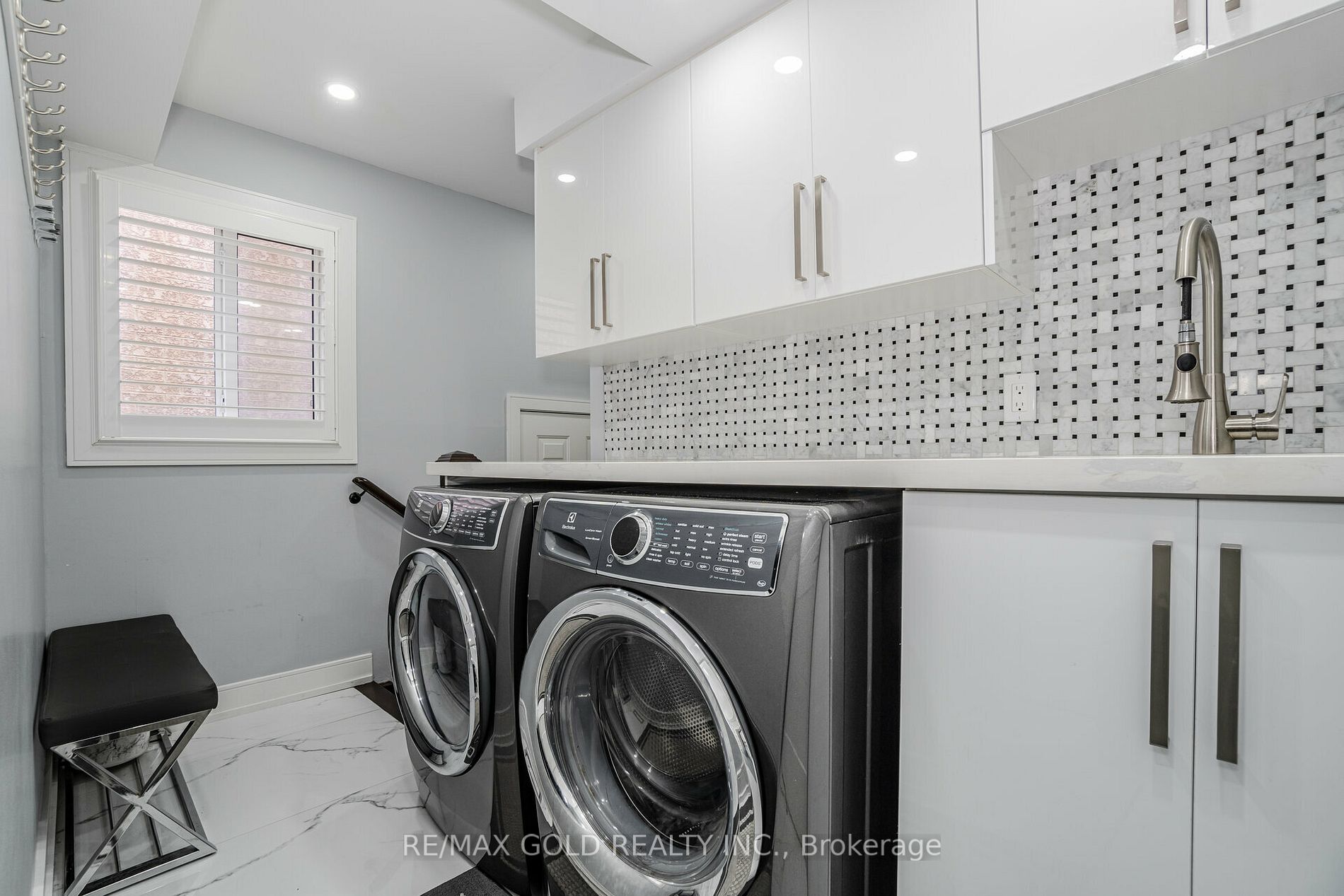 10 Giza Cres W