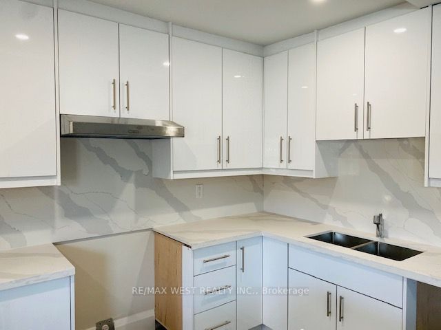 2244 Bloor St W