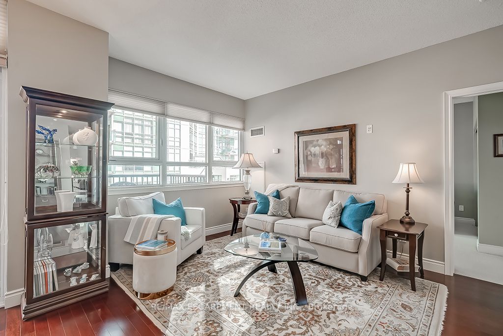 399 Elizabeth Street, #411