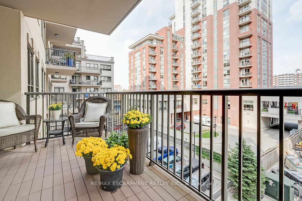 399 Elizabeth Street, #411