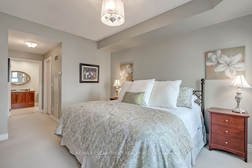 399 Elizabeth Street, #411