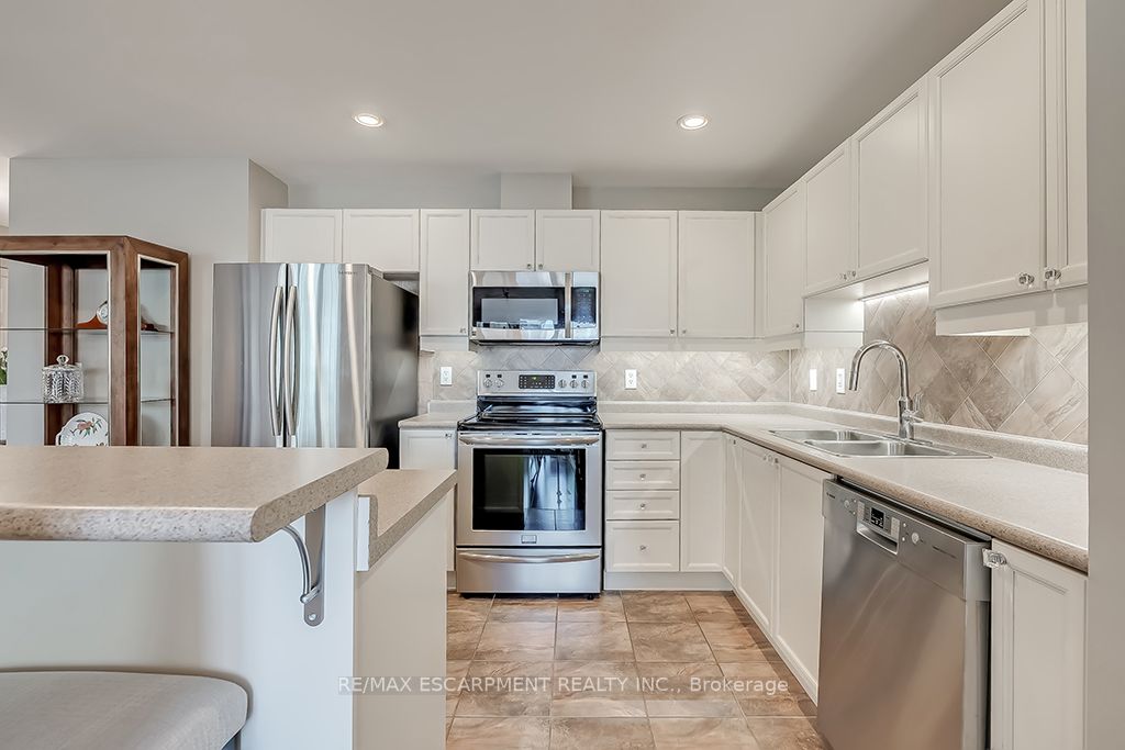 399 Elizabeth Street, #411