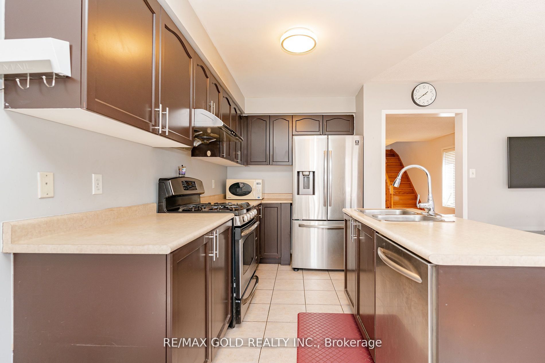 95 Crystalview Crescent