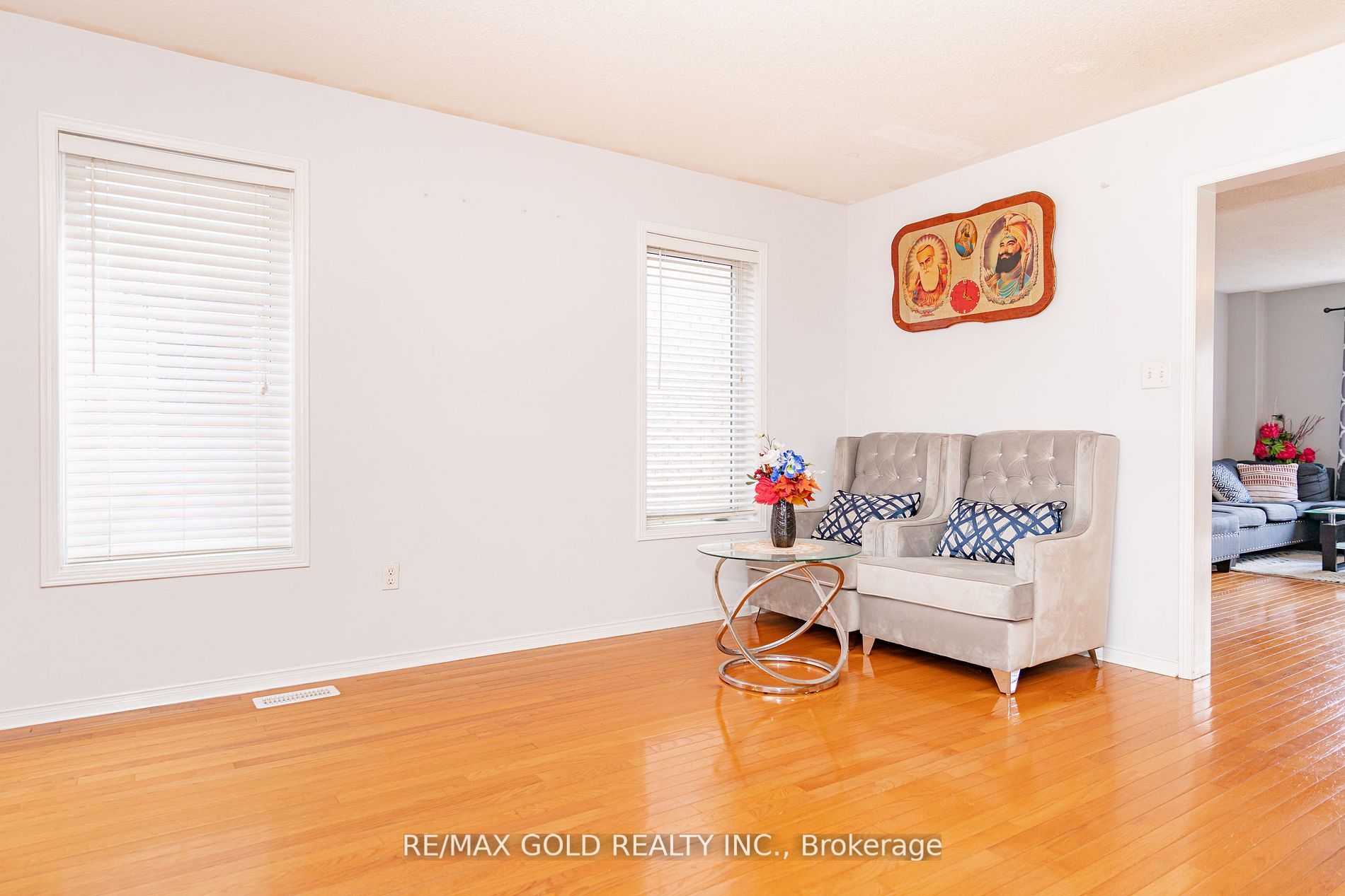 95 Crystalview Crescent