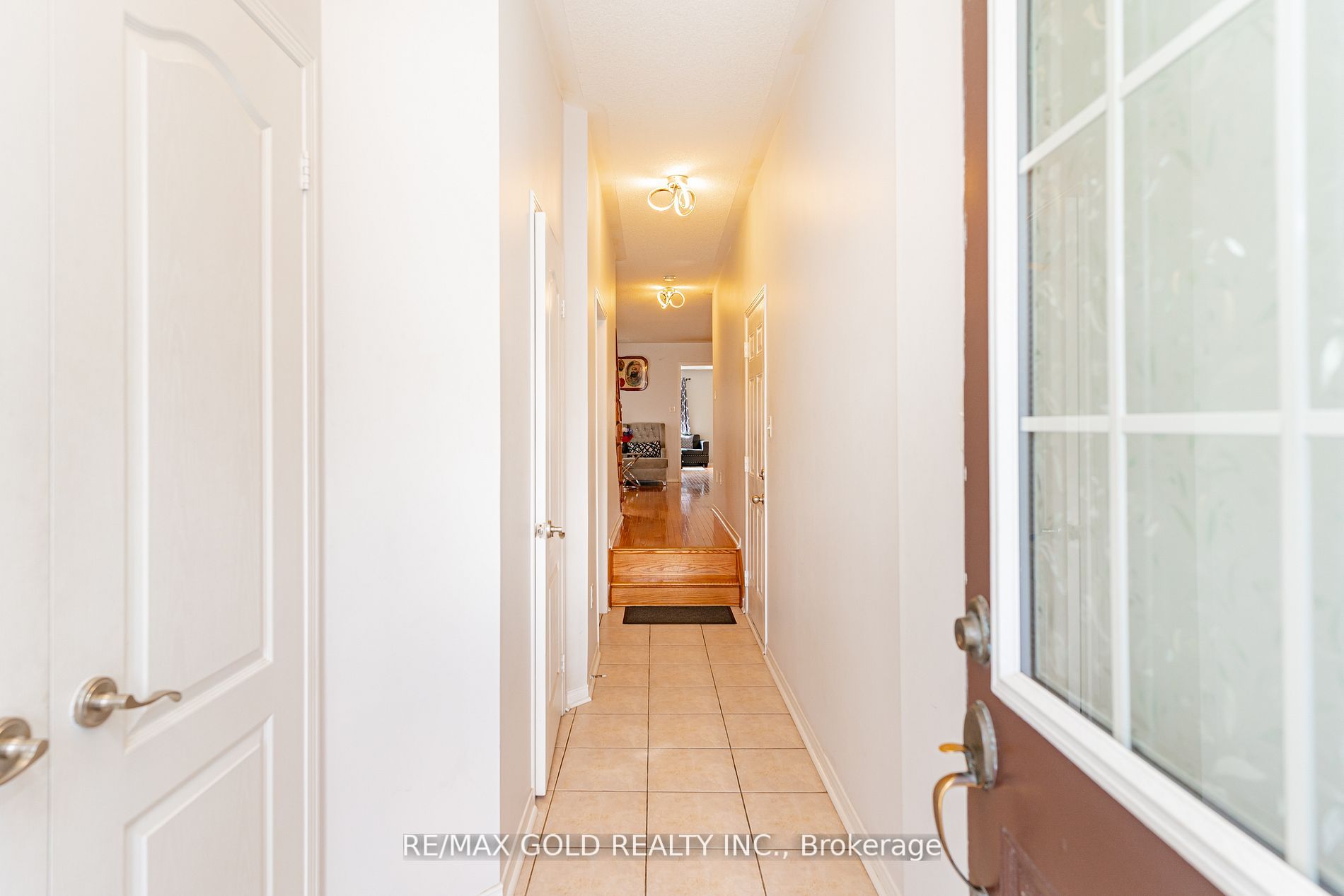 95 Crystalview Crescent