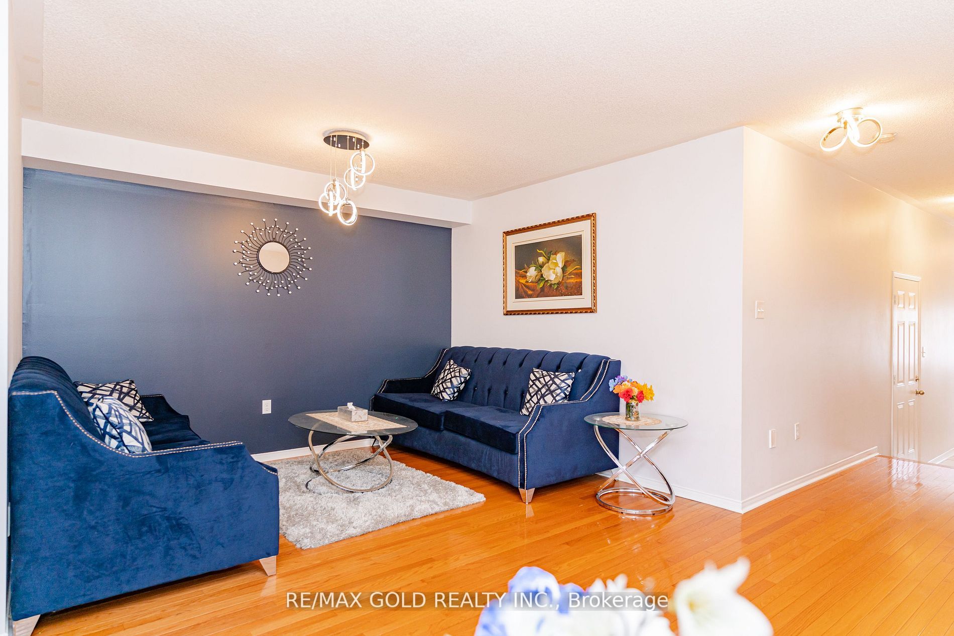 95 Crystalview Crescent