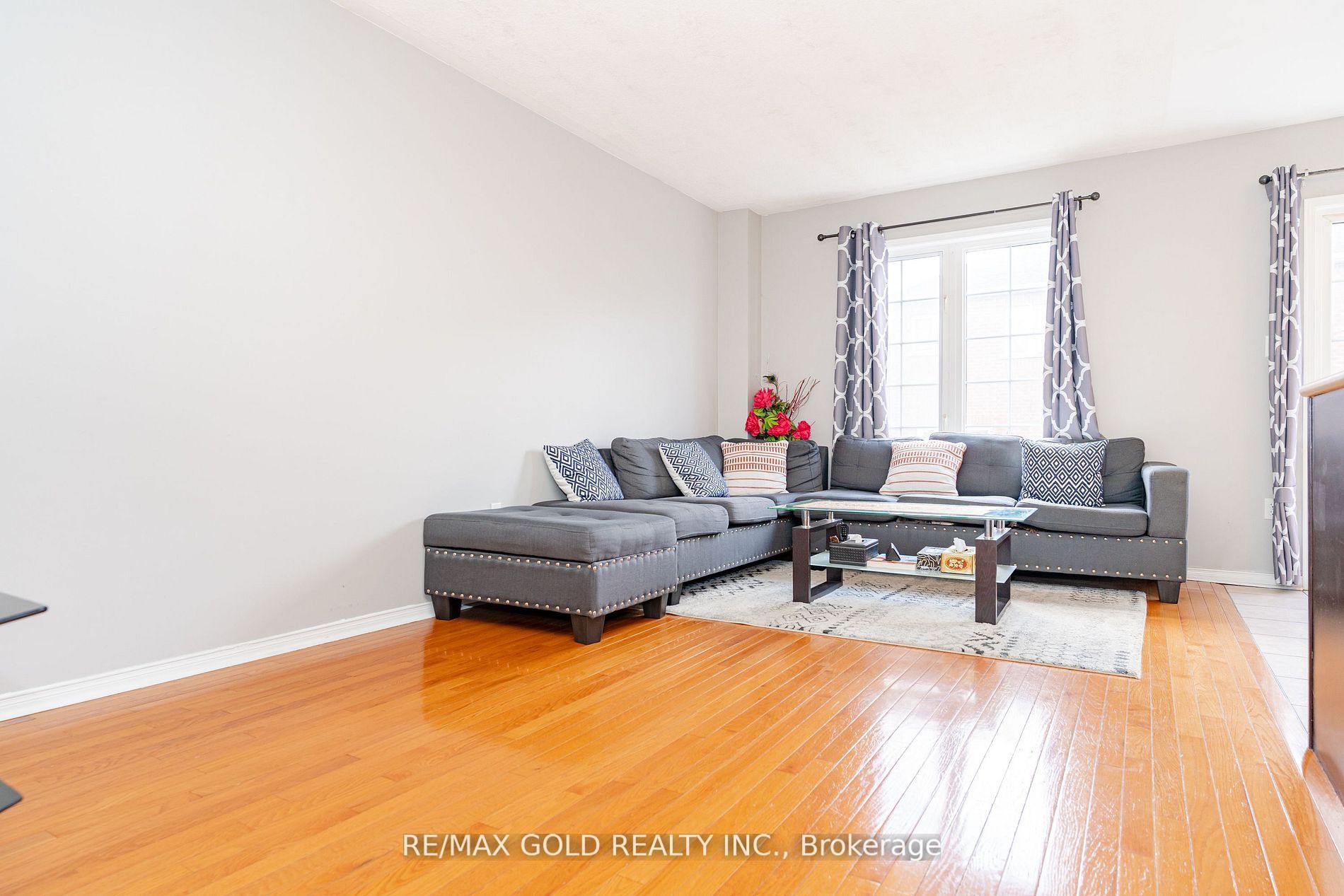 95 Crystalview Crescent