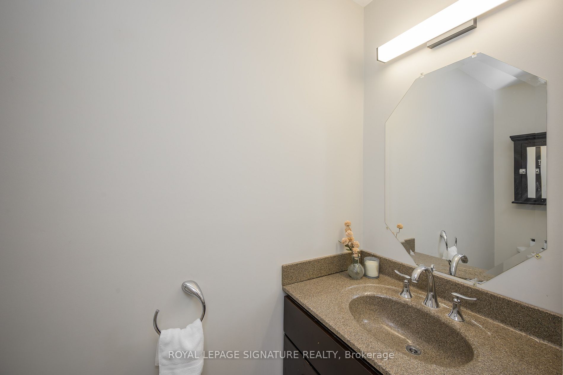 6919 Hickling Cres