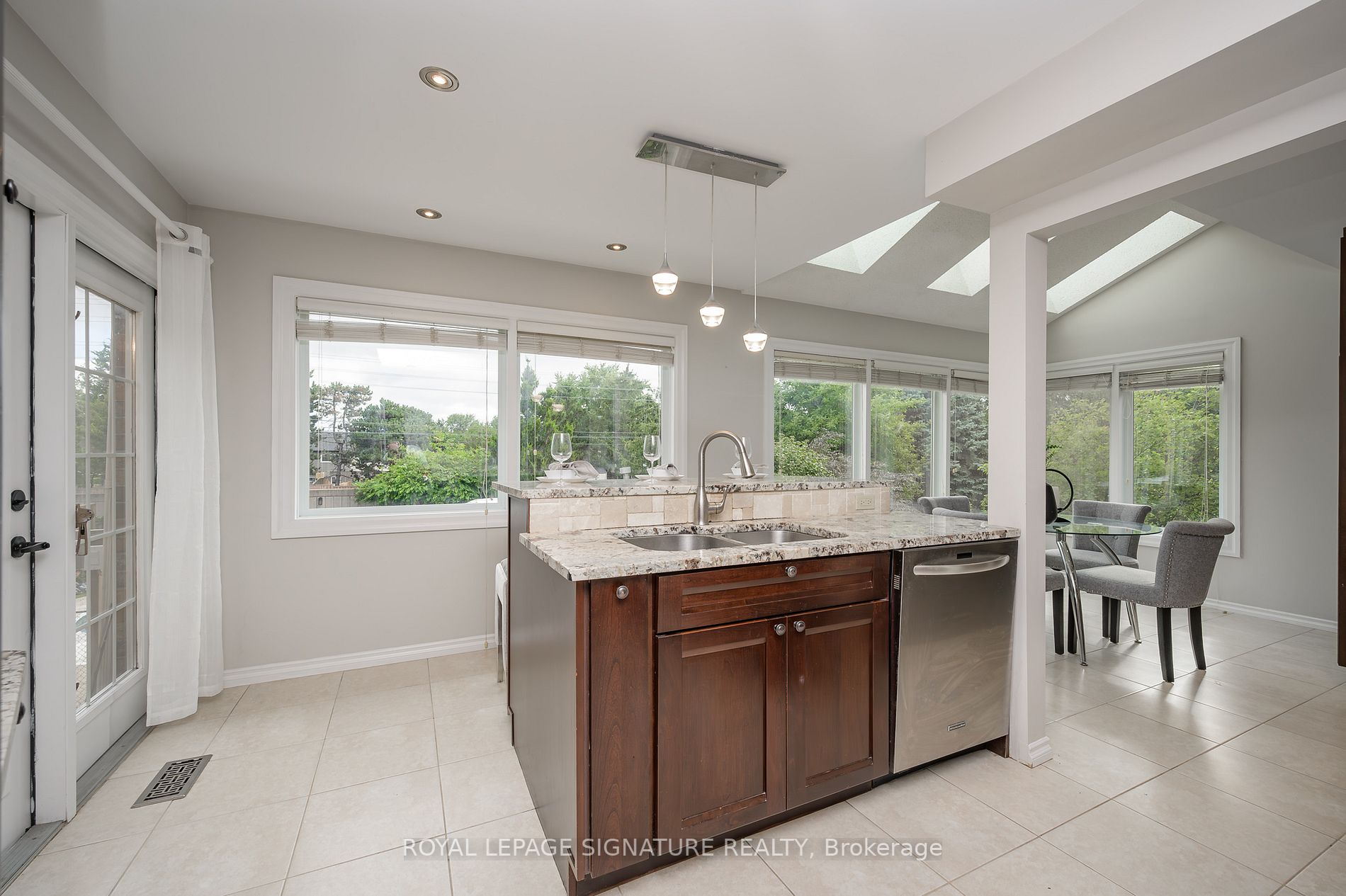 6919 Hickling Cres