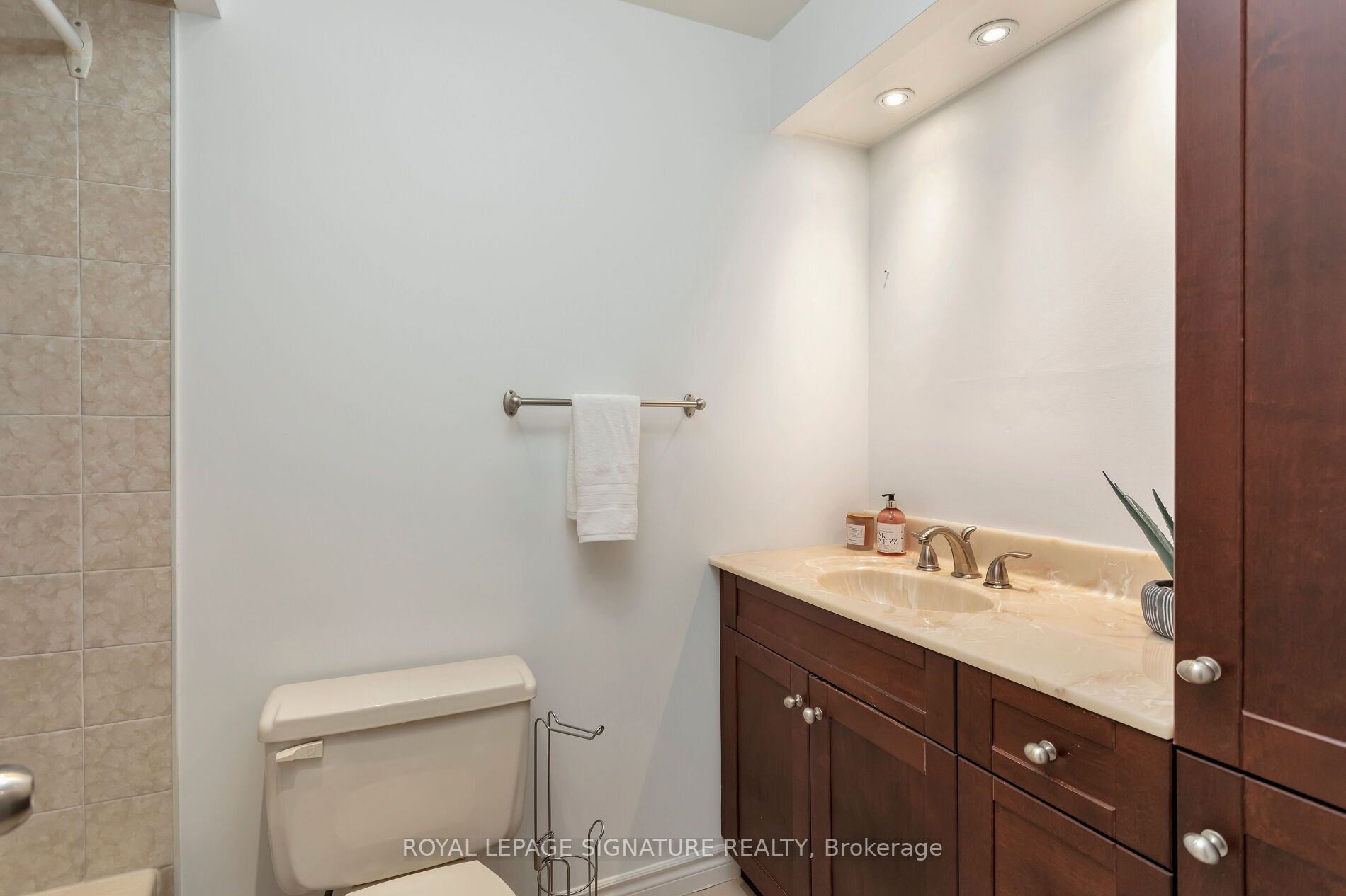 5250 Lakeshore Road, #607