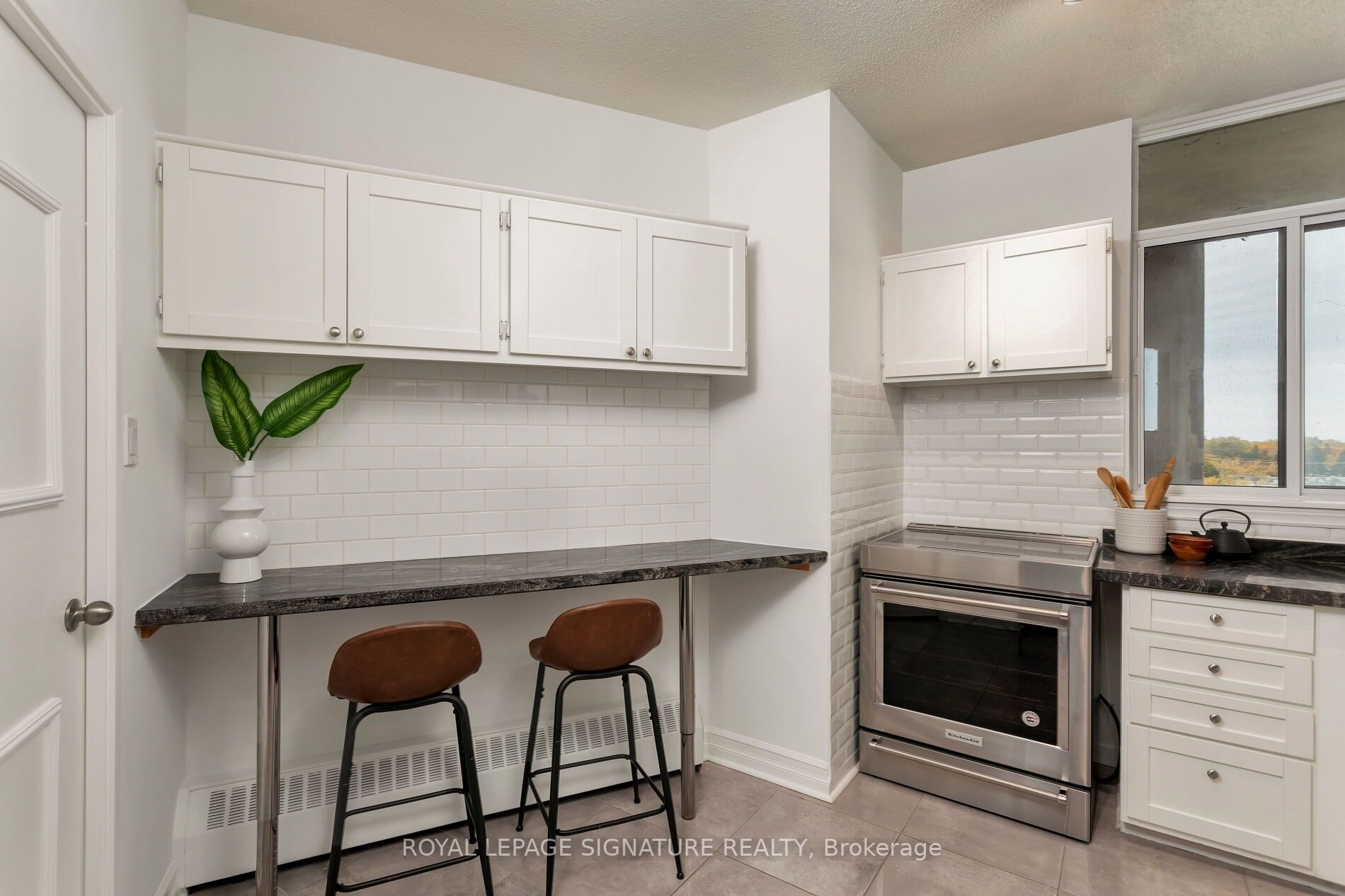5250 Lakeshore Road, #607