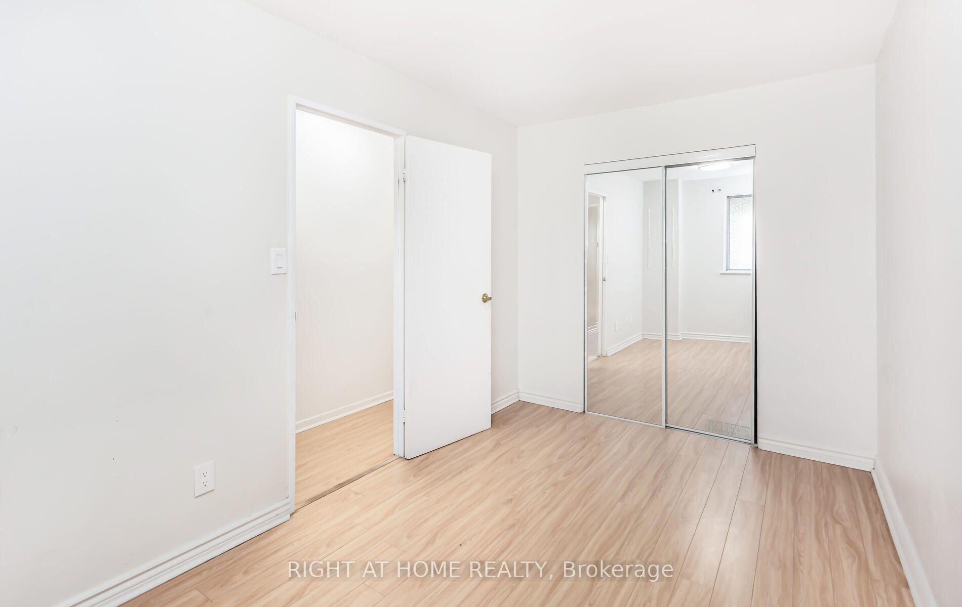 3025 The Credit Woodlands Drive, #208