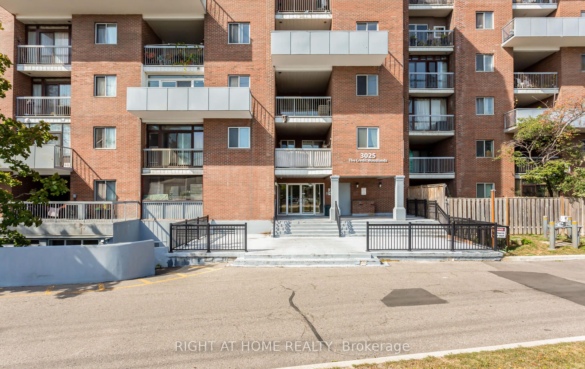 3025 The Credit Woodlands Drive, #208