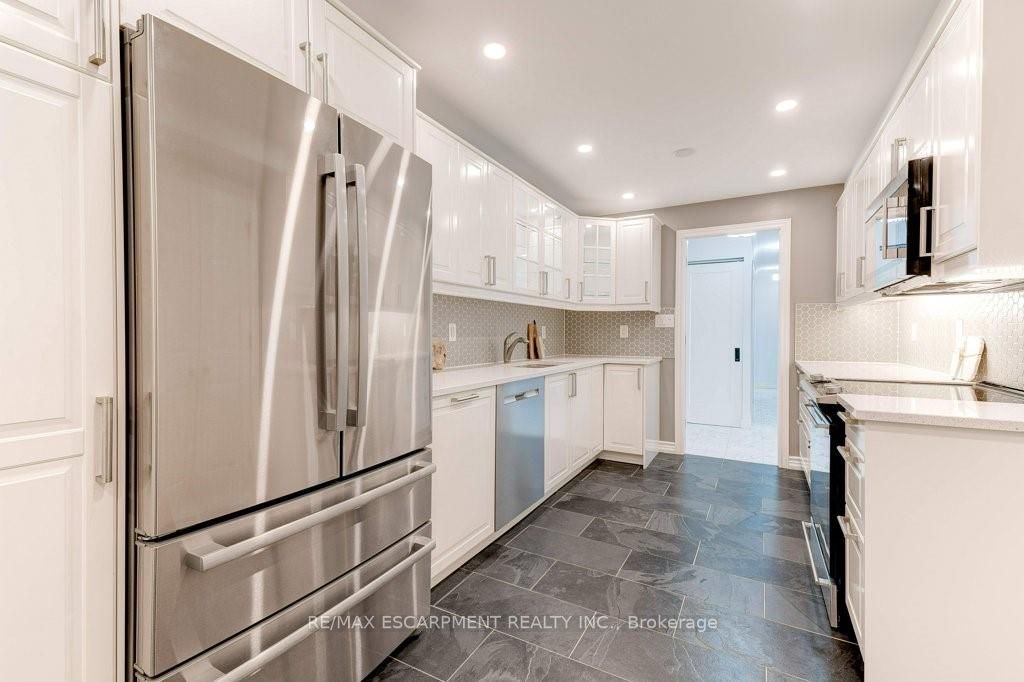 2121 Lakeshore Rd, #405