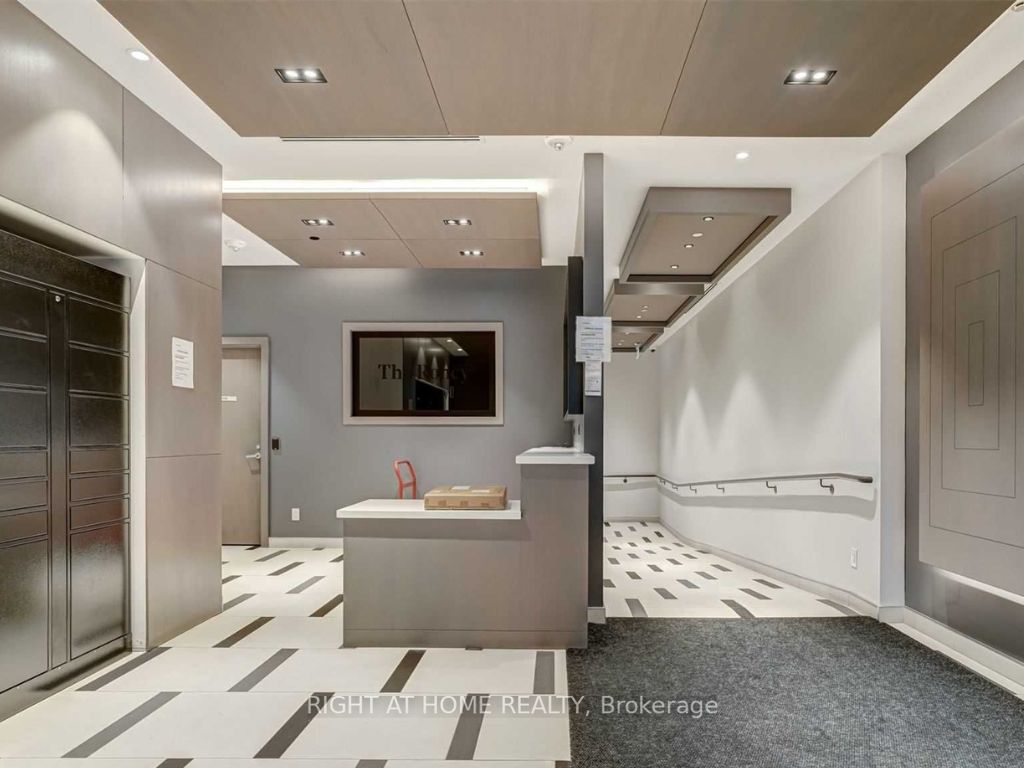 430 Roncesvalles Ave, #406