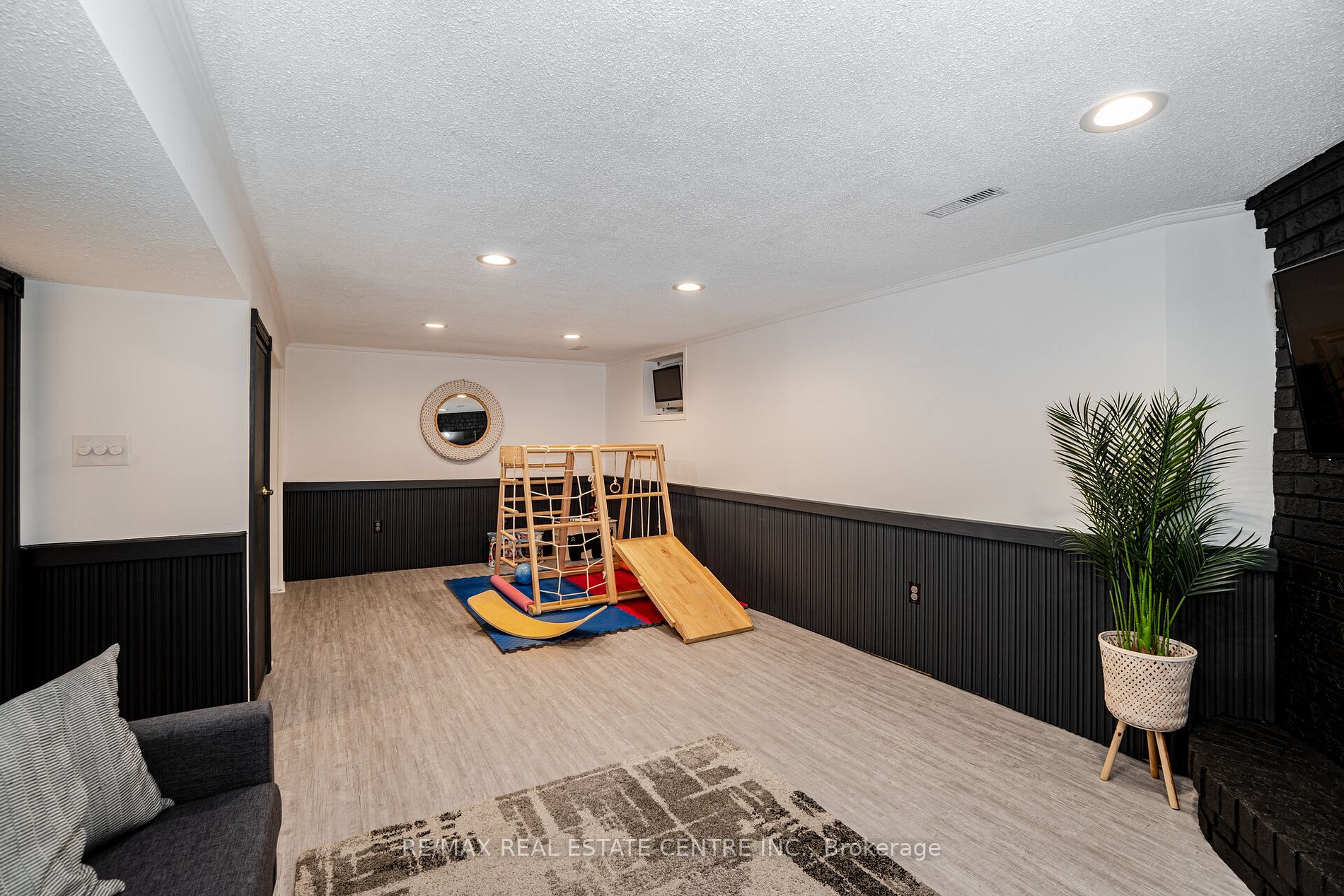 2876 Oslo Cres