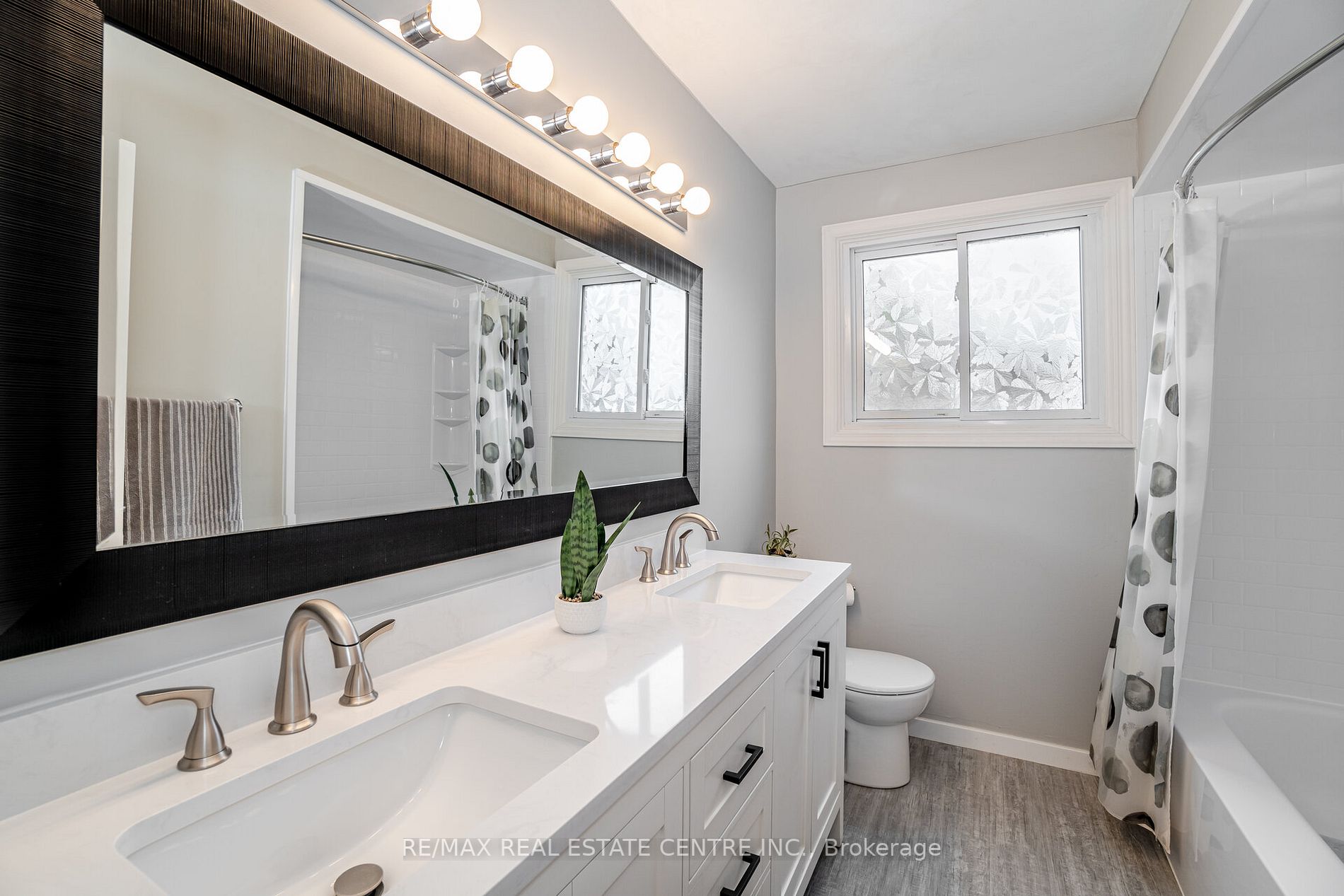2876 Oslo Cres