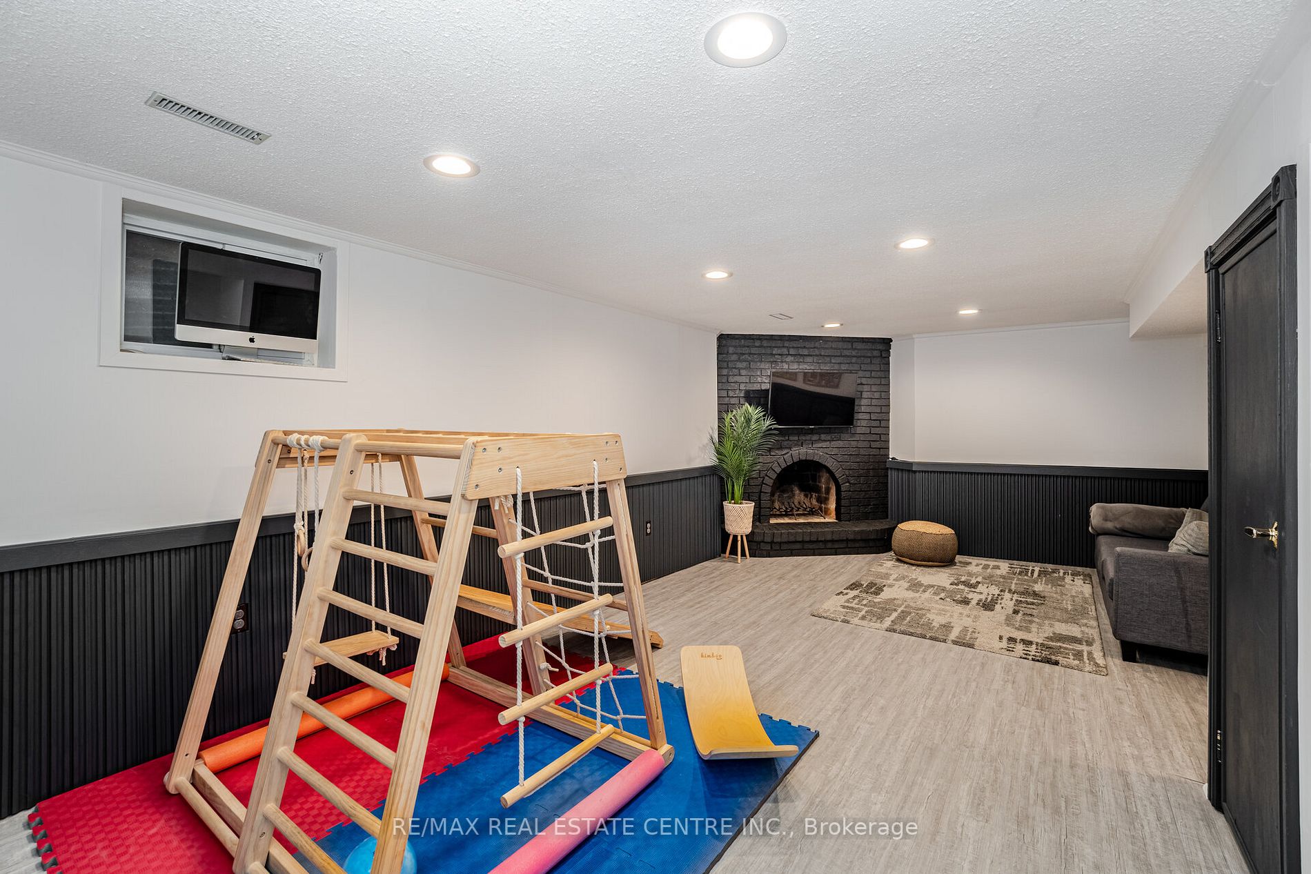 2876 Oslo Cres