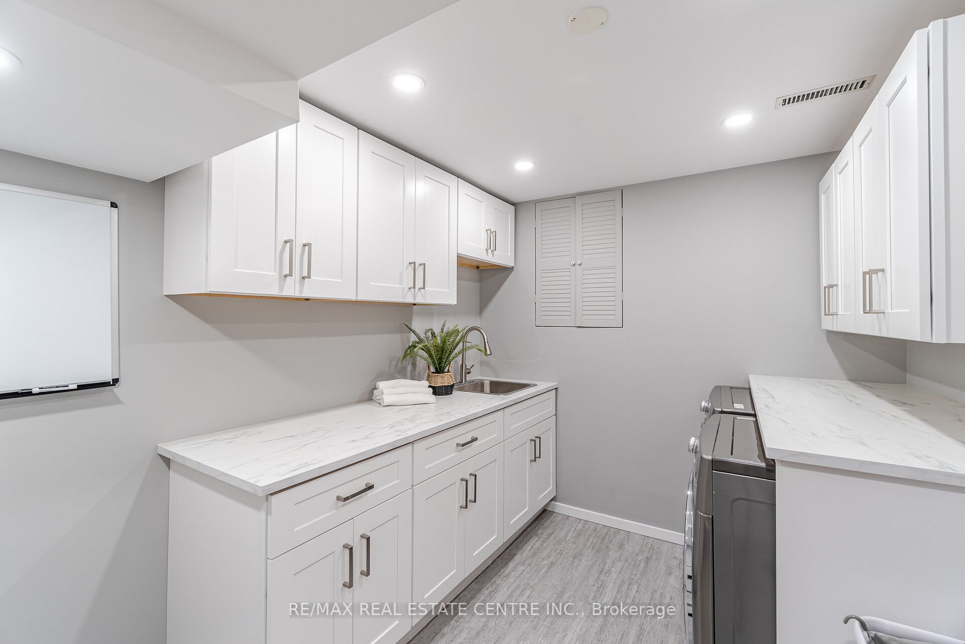 2876 Oslo Cres